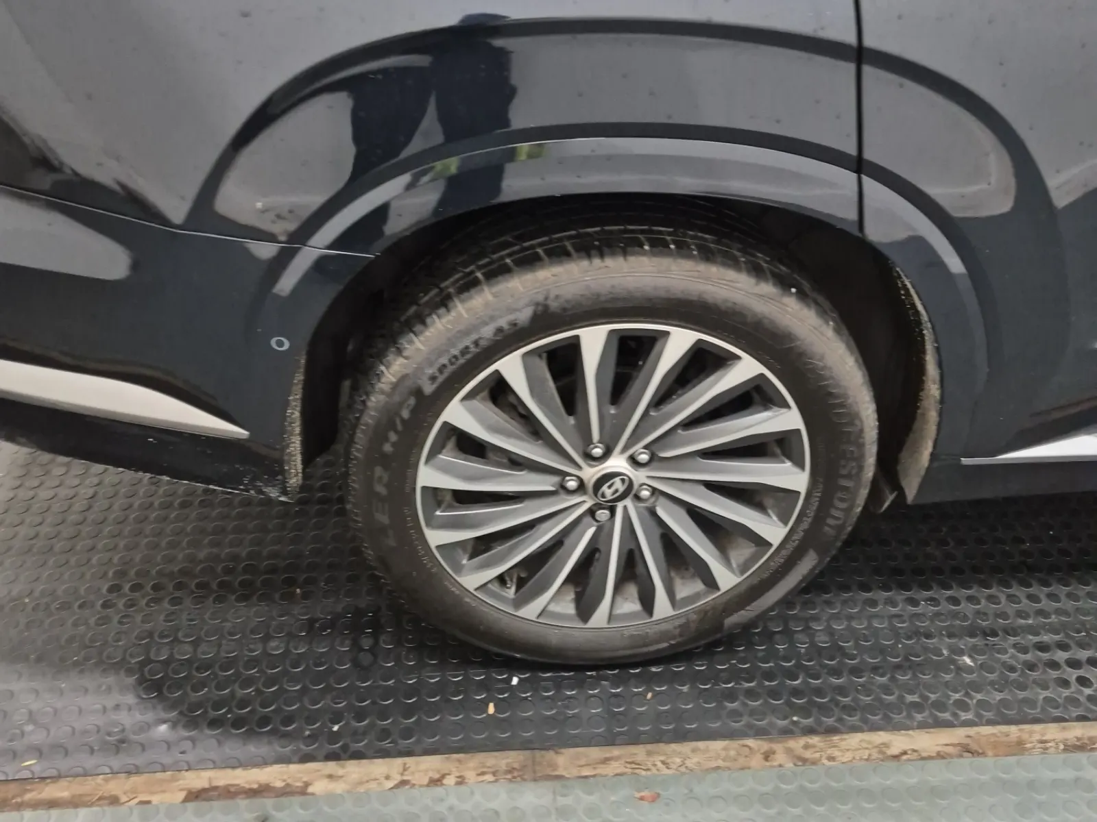 Right Rear Wheel/Tire Photo