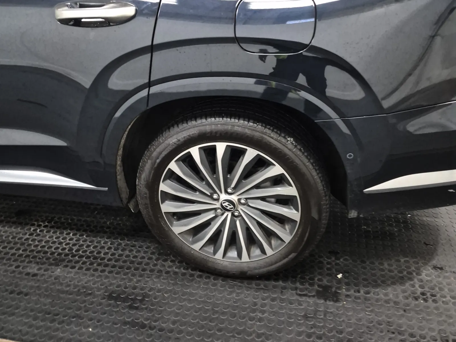 Left Rear Wheel/Tire Photo