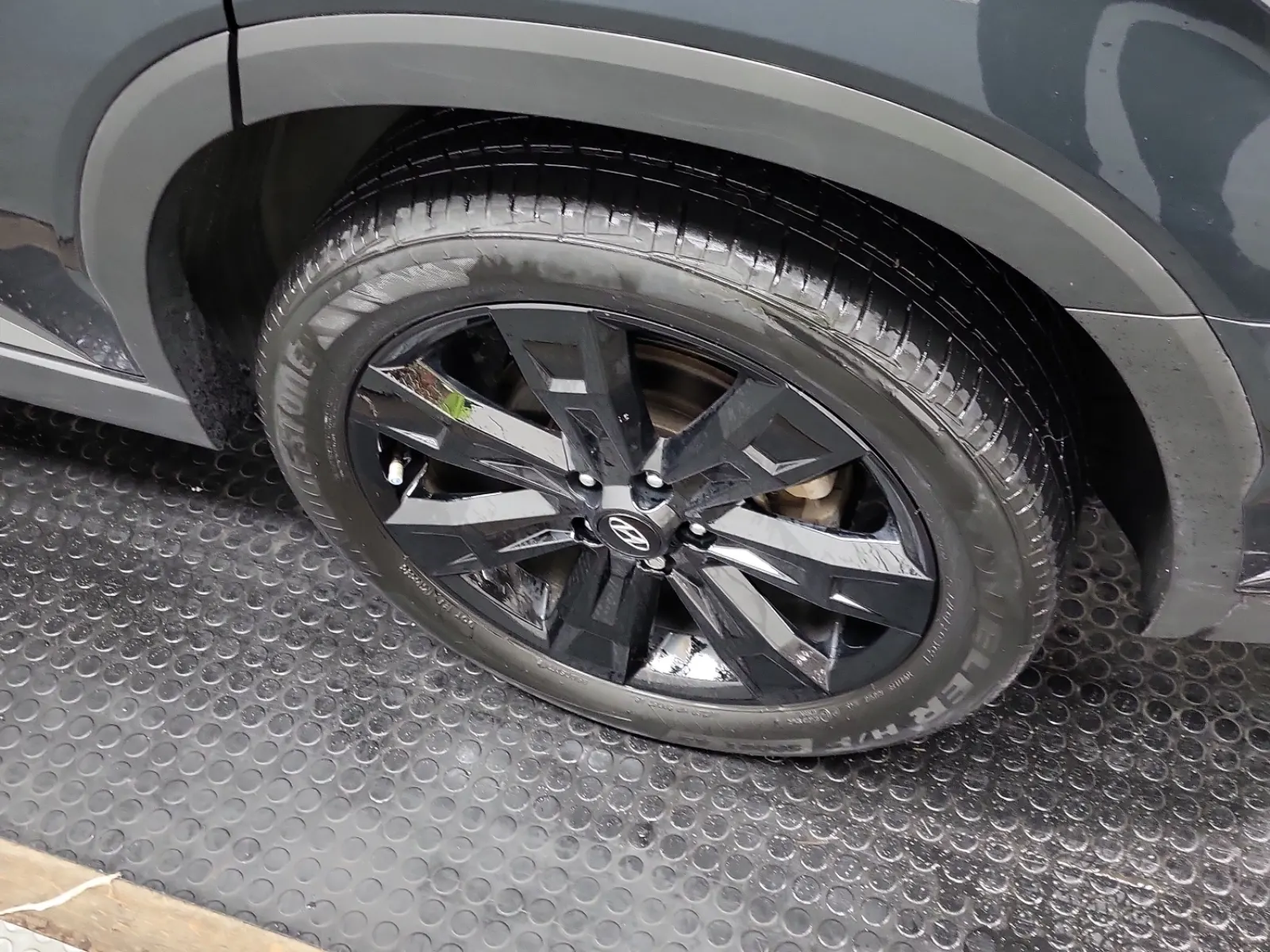 Left Rear Wheel/Tire Photo