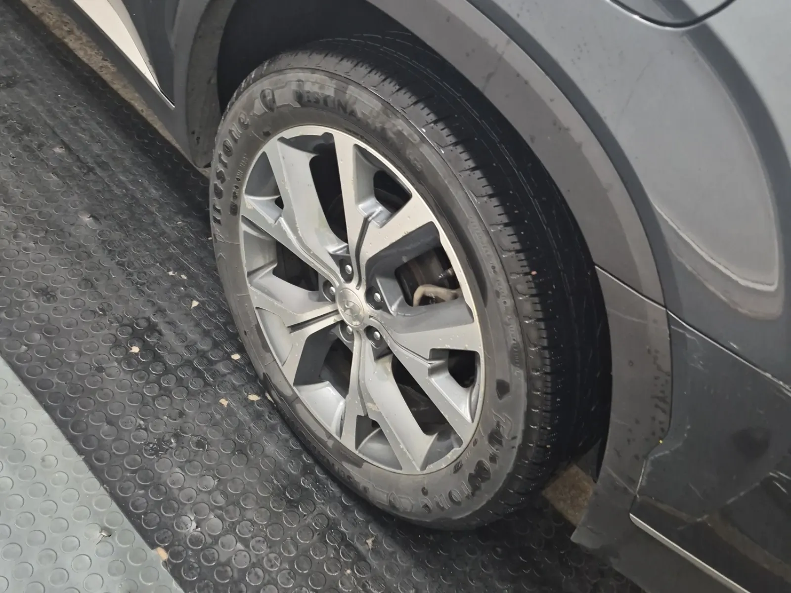 Left Rear Wheel/Tire Photo