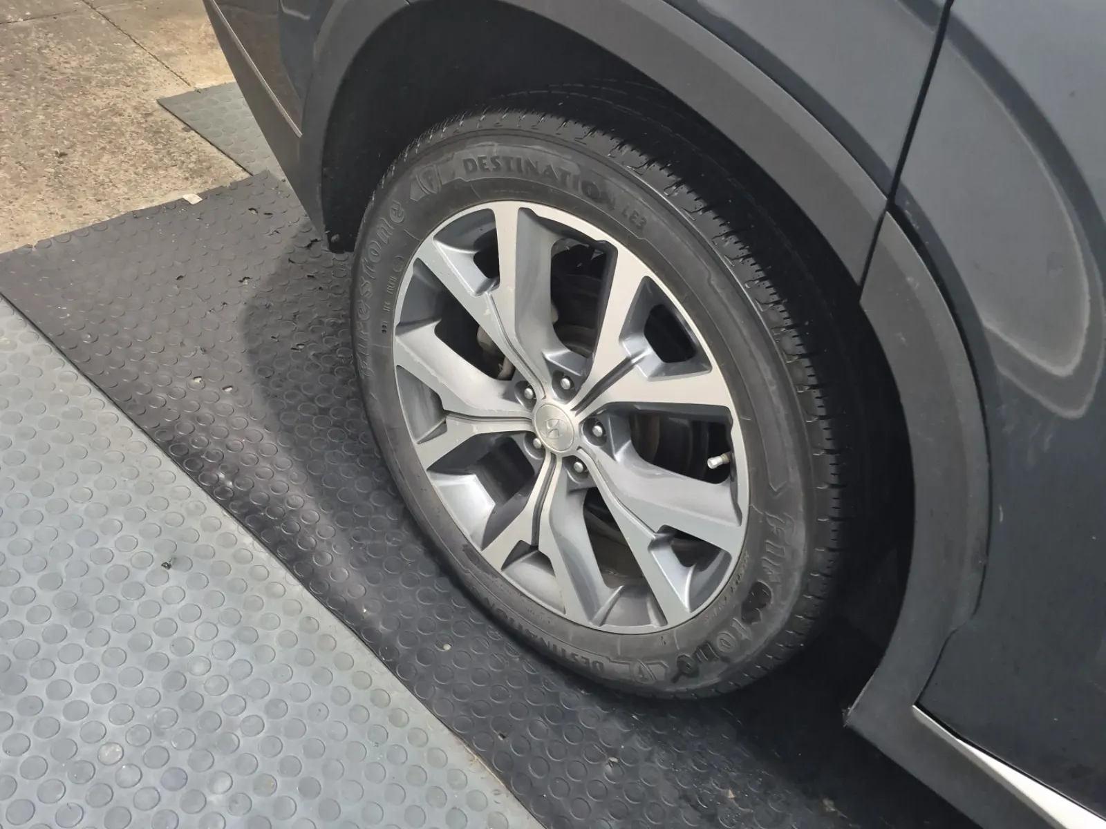 Right Rear Wheel/Tire Photo