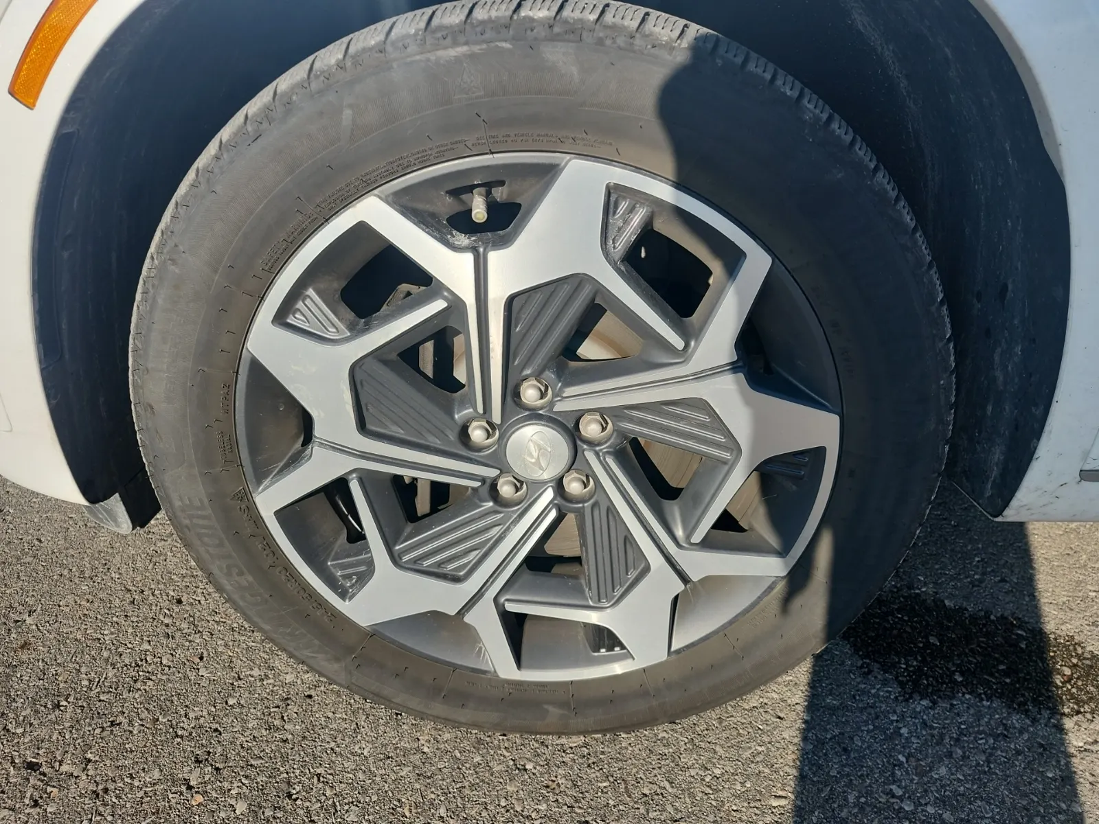 Front driver wheel/tire photo