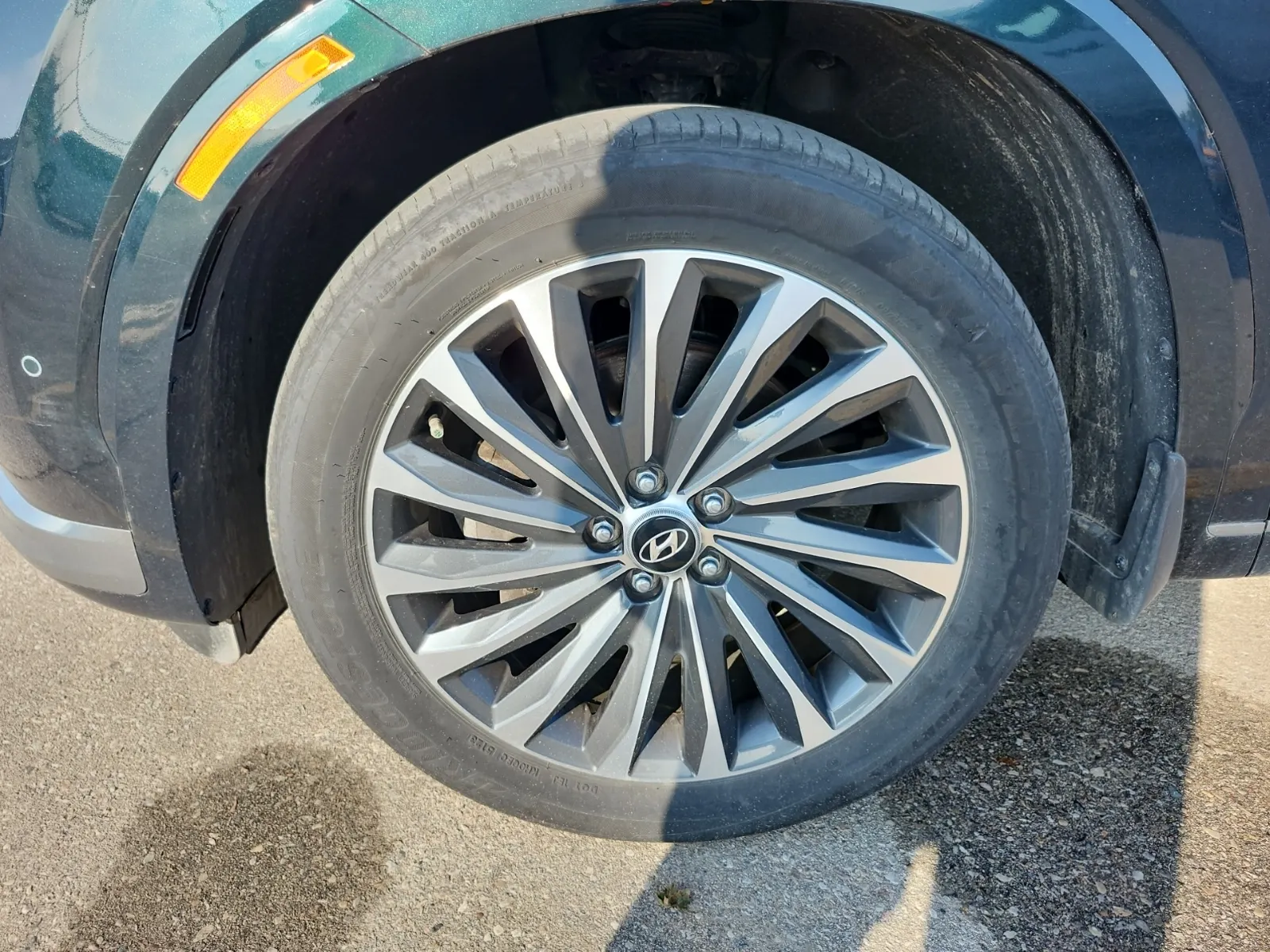 Front driver wheel/tire photo
