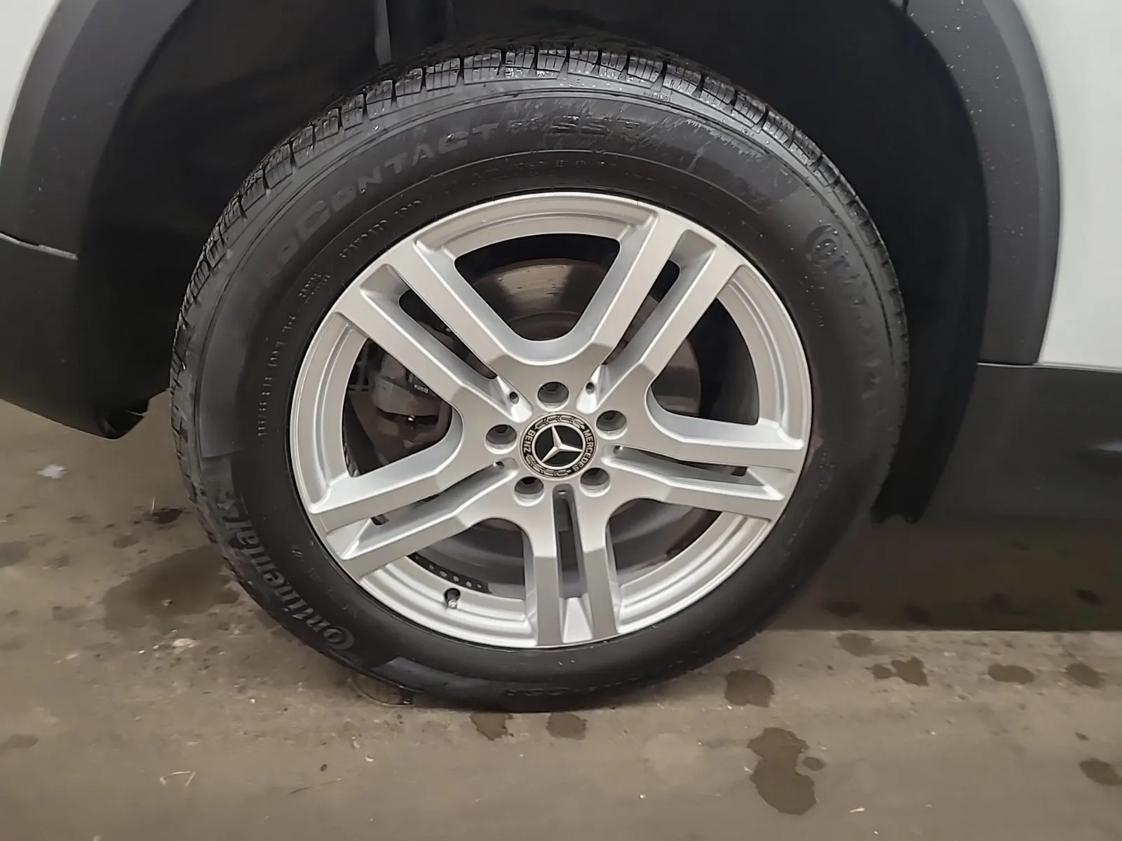 Right Rear Wheel/Tire Photo