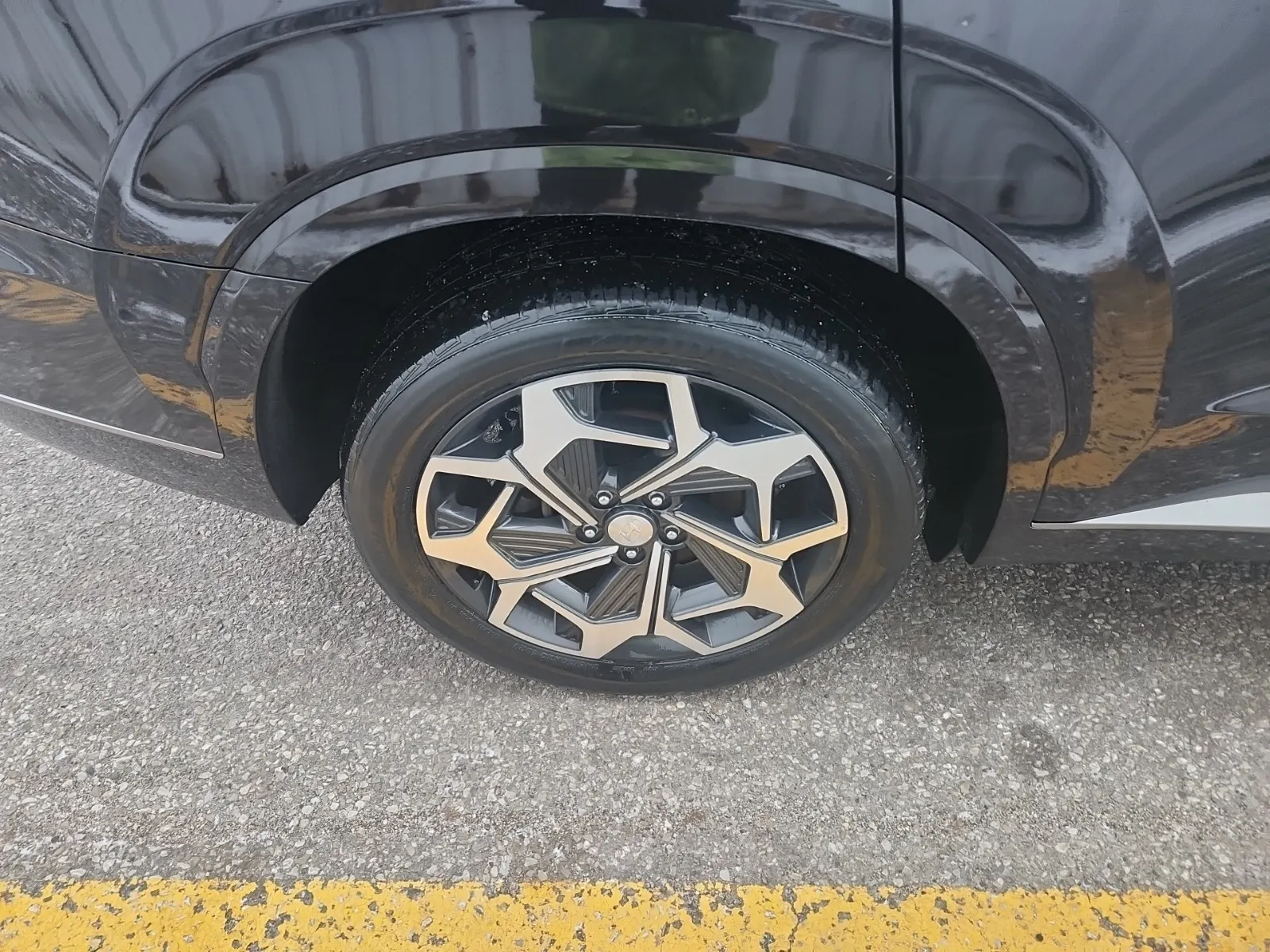 Right Rear Wheel/Tire Photo