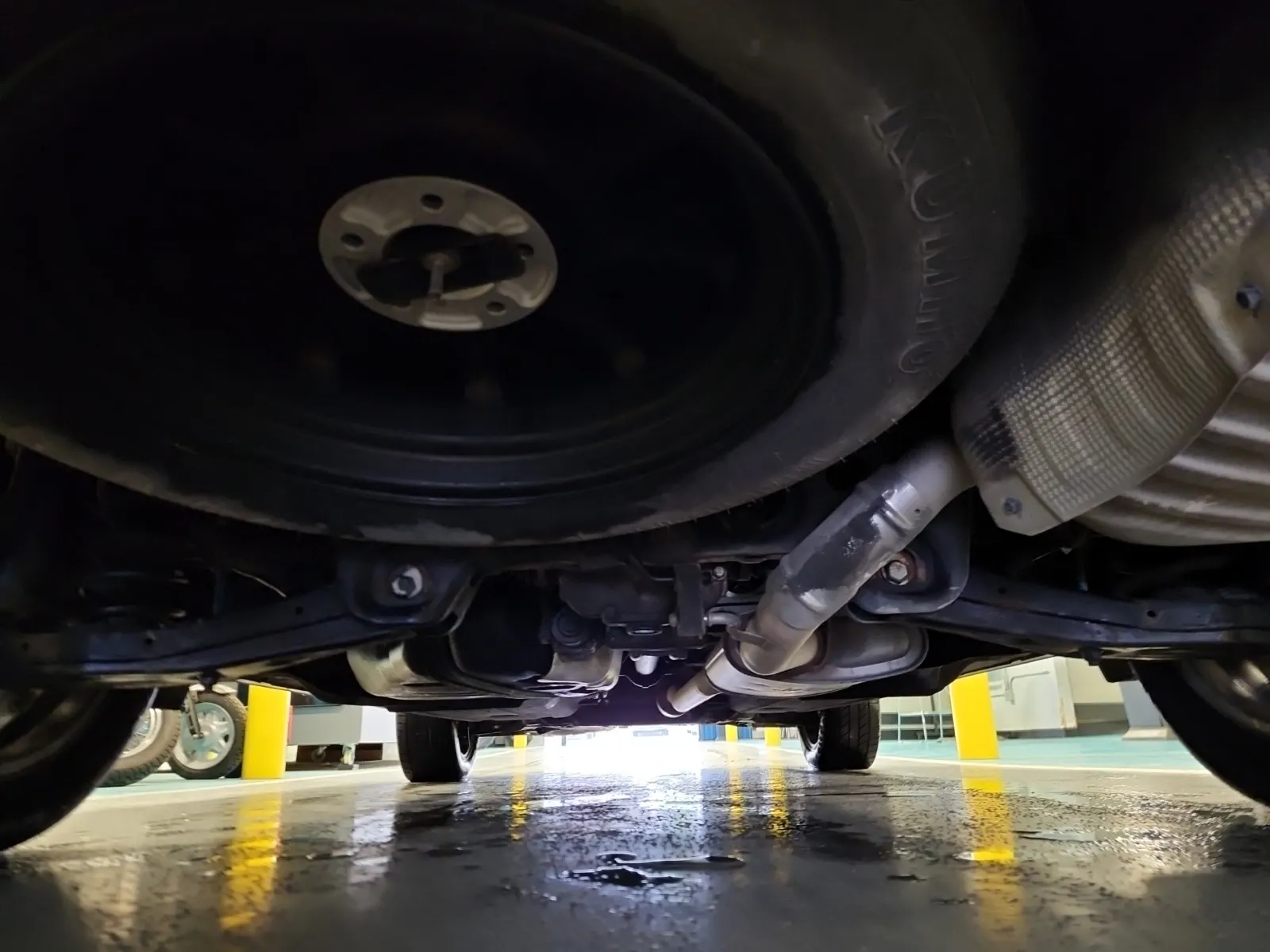 Undercarriage - Rear Photo