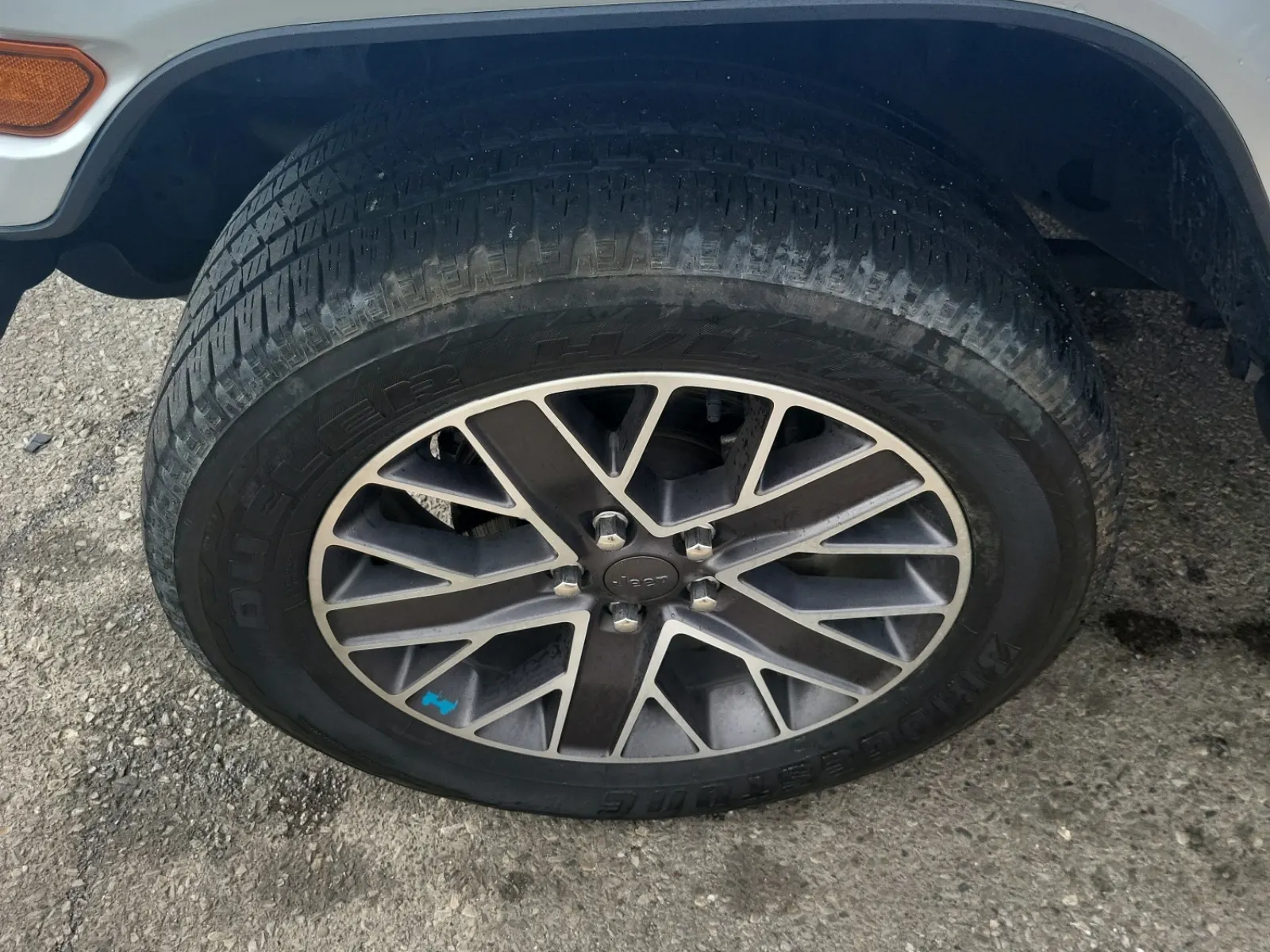 Front driver wheel/tire photo
