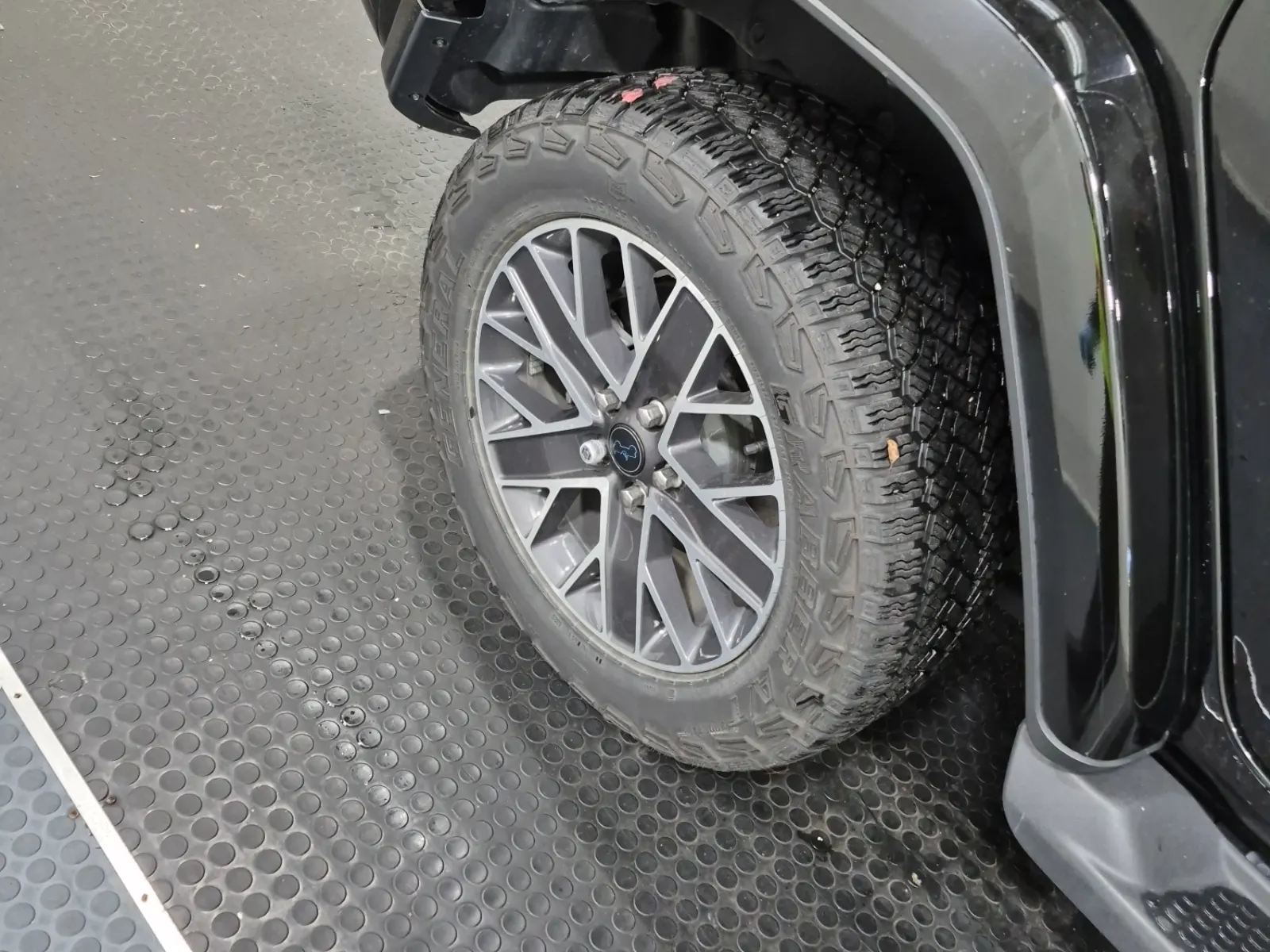 Right Rear Wheel/Tire Photo