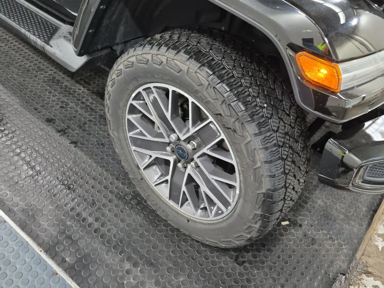 Right Front Wheel/Tire Photo