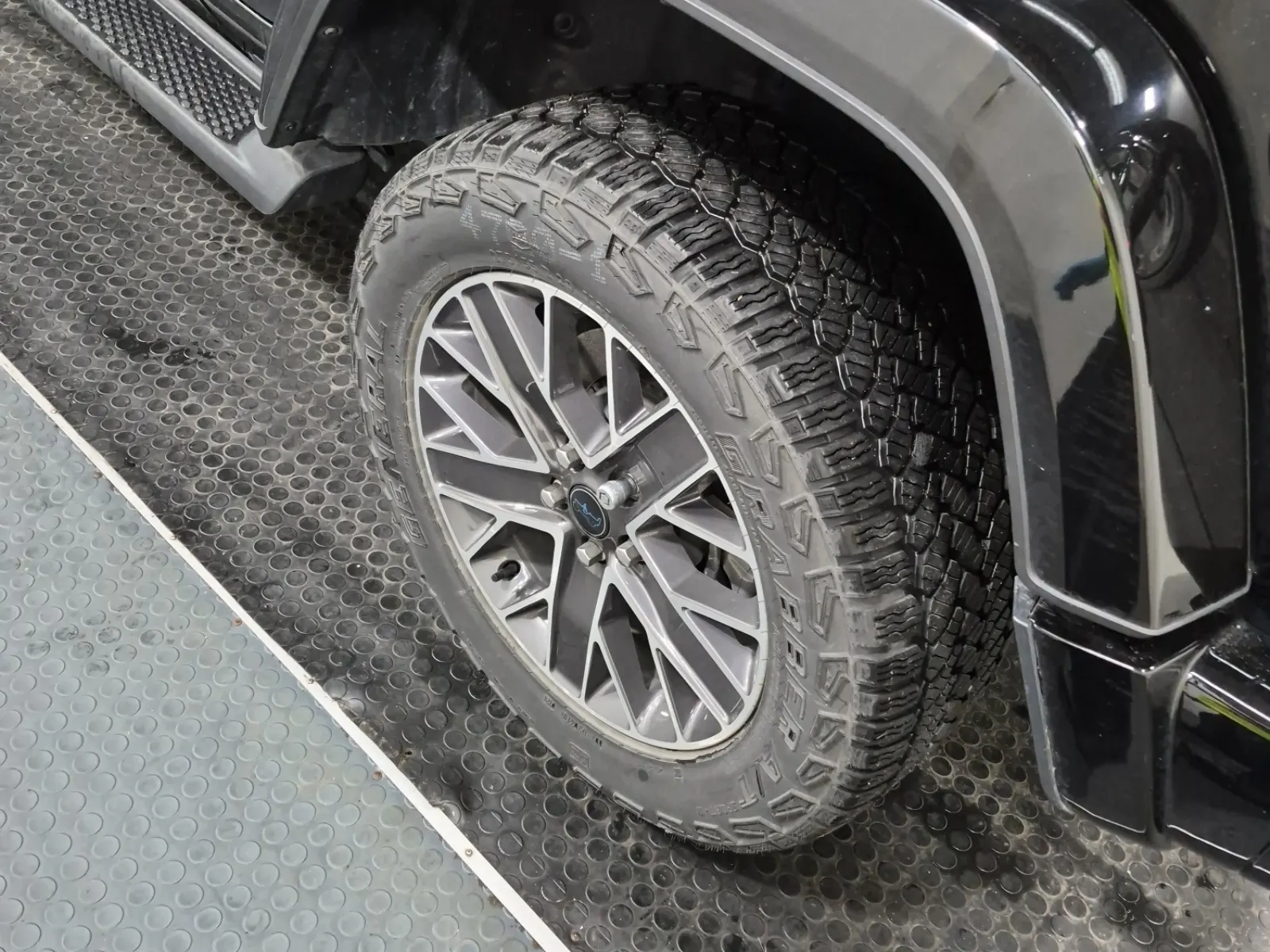 Left Rear Wheel/Tire Photo