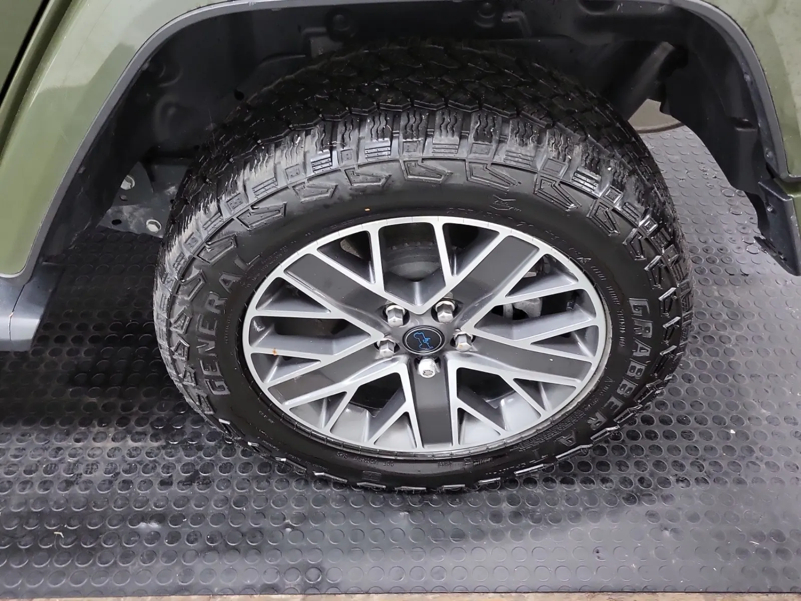 Left Rear Wheel/Tire Photo