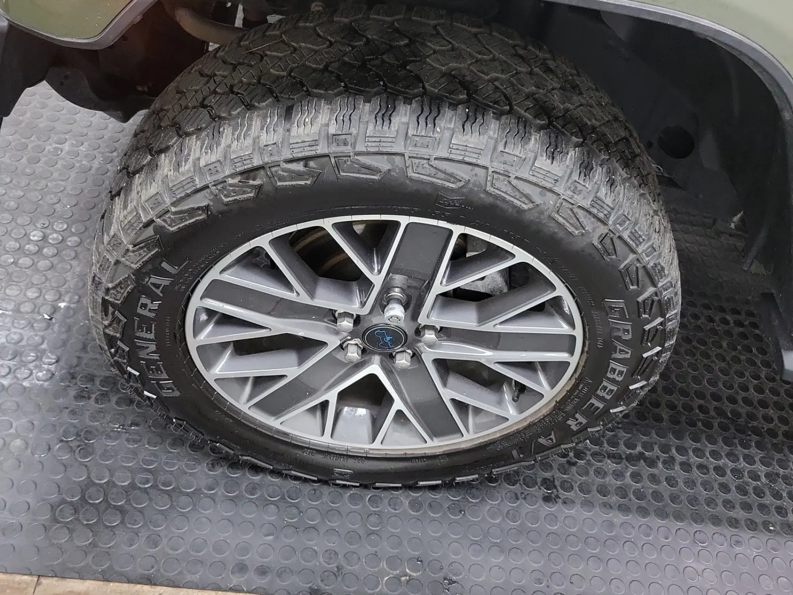 Front driver wheel/tire photo