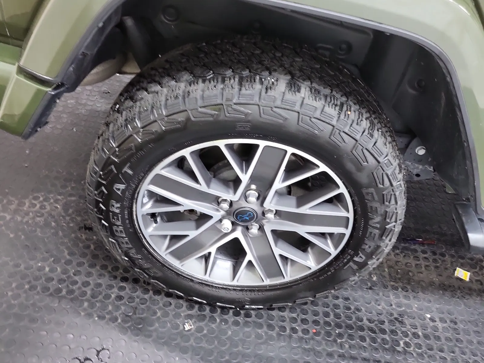Right Rear Wheel/Tire Photo