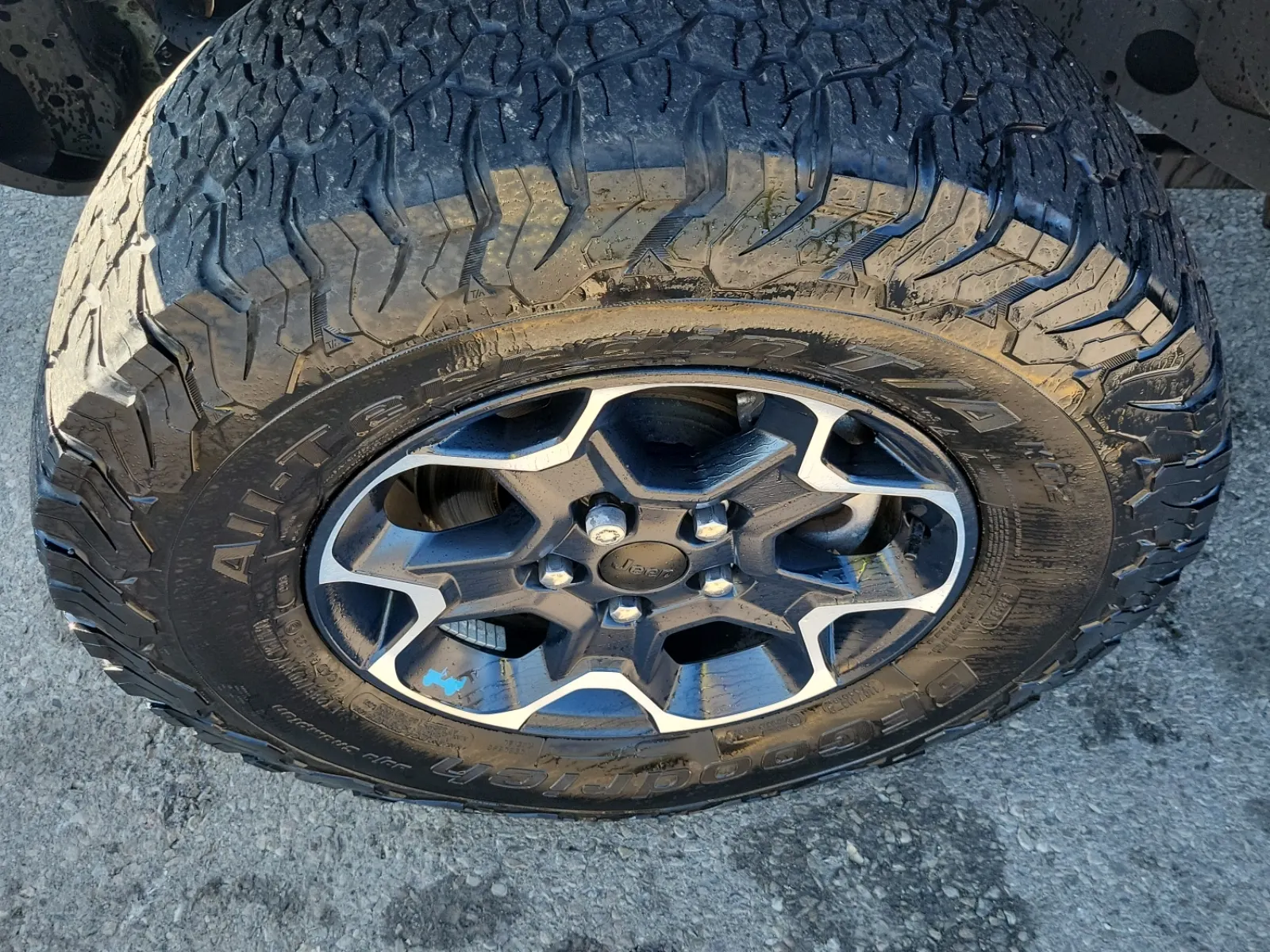Front driver wheel/tire photo