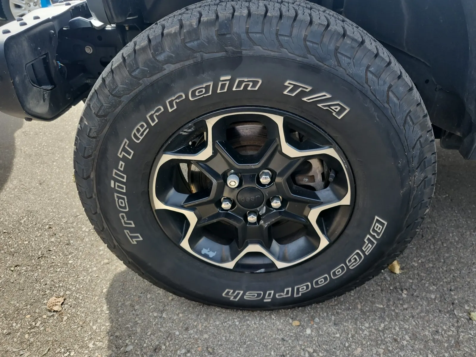 Front driver wheel/tire photo