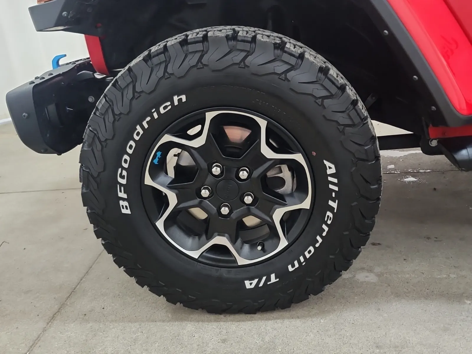 Front driver wheel/tire photo