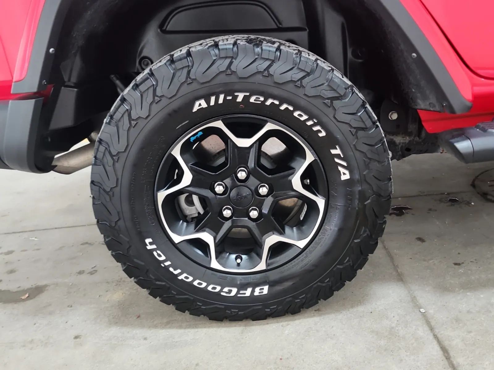 Right Rear Wheel/Tire Photo