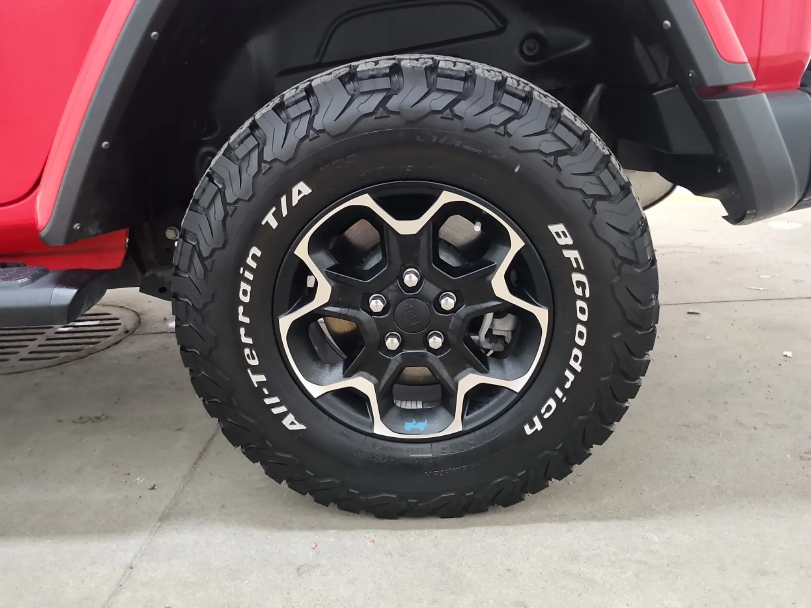 Left Rear Wheel/Tire Photo