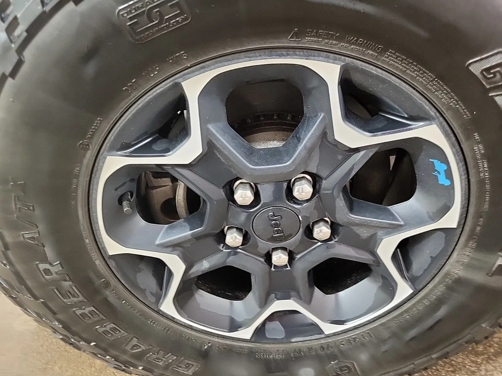 Right Rear Wheel/Tire Photo