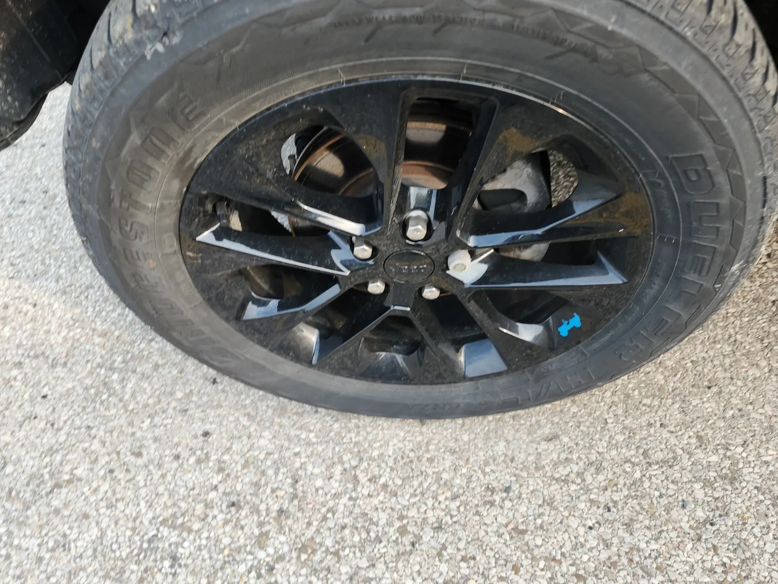 Front driver wheel/tire photo