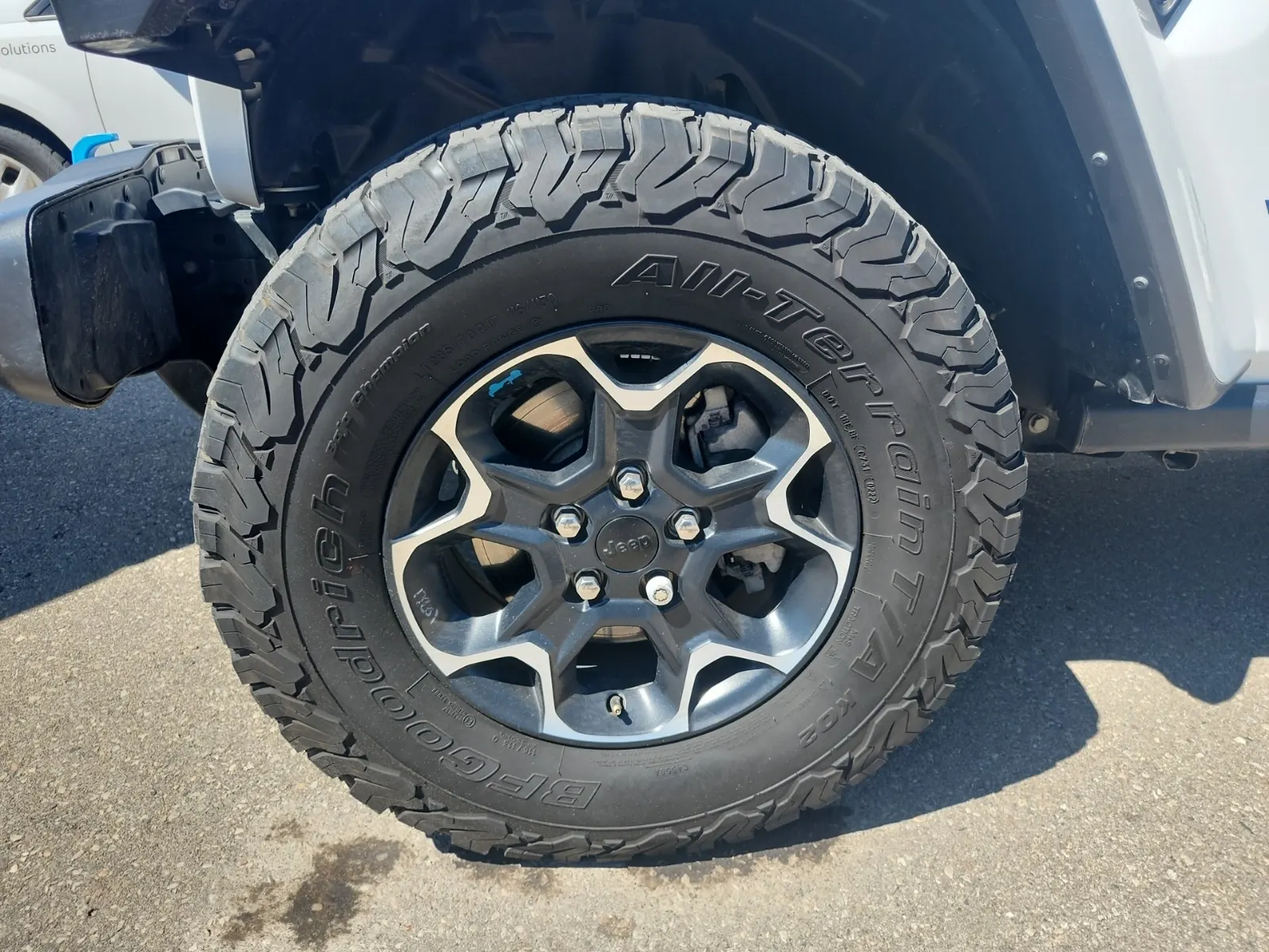 Front driver wheel/tire photo