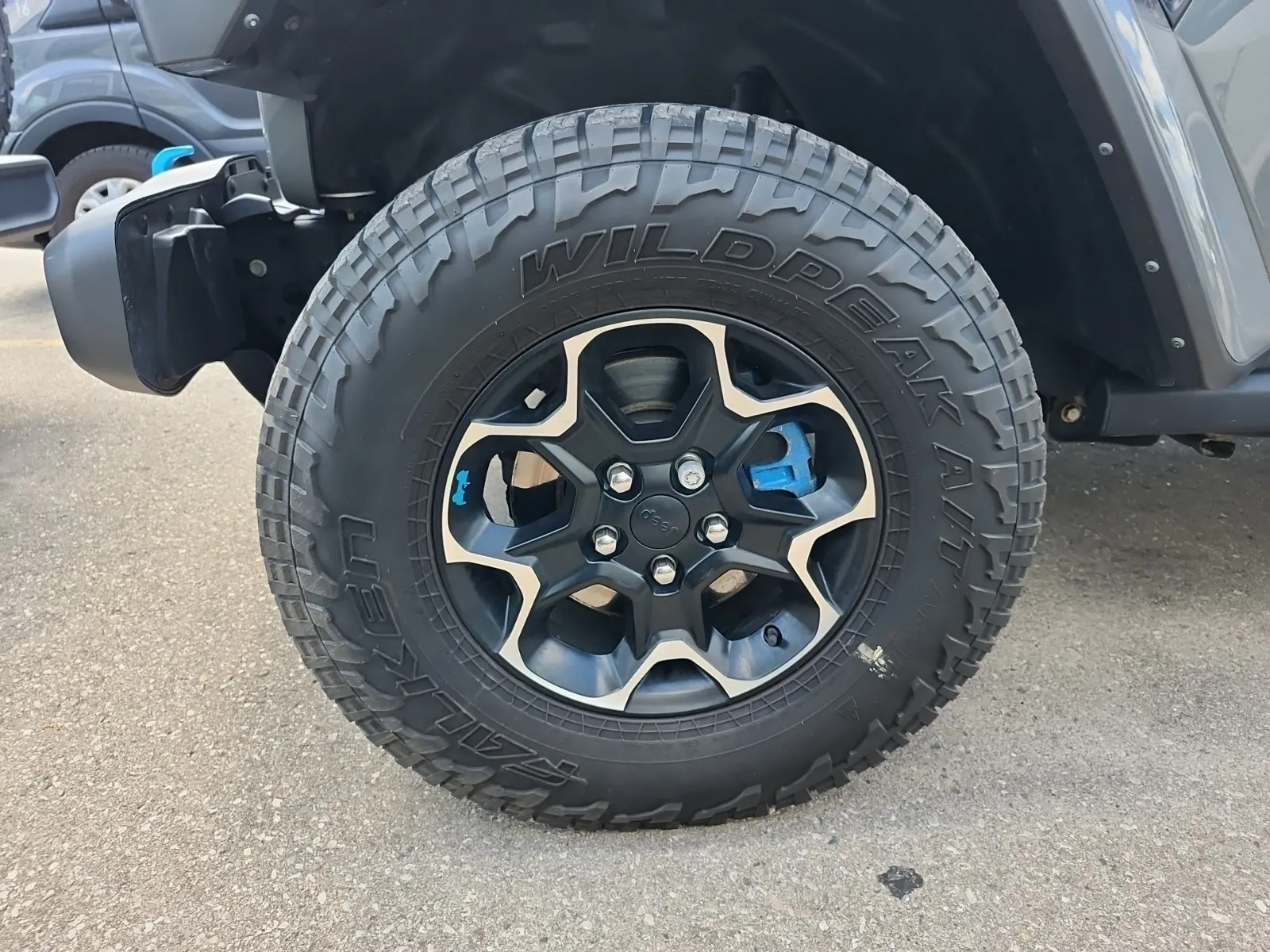 Front driver wheel/tire photo