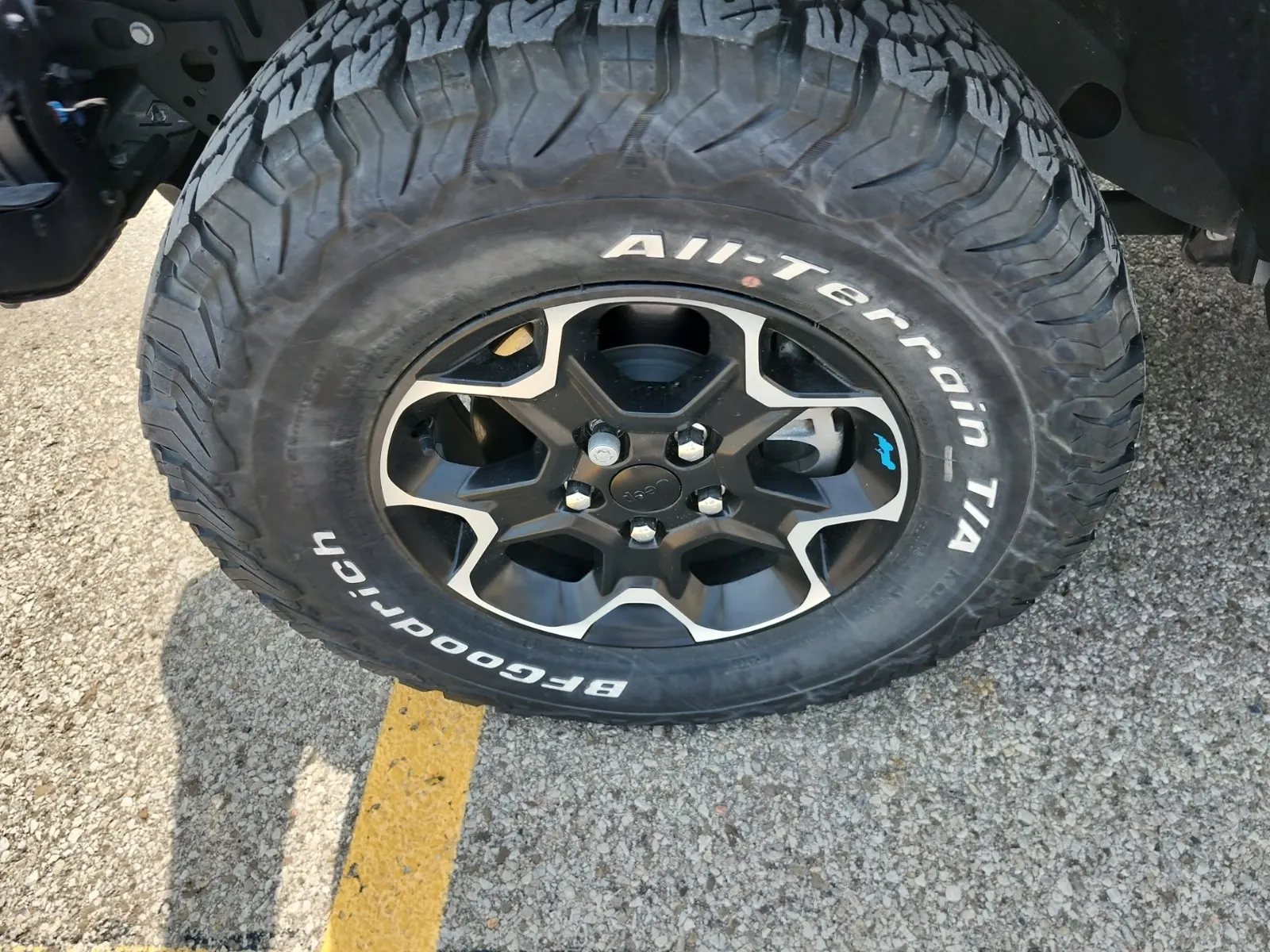 Front driver wheel/tire photo