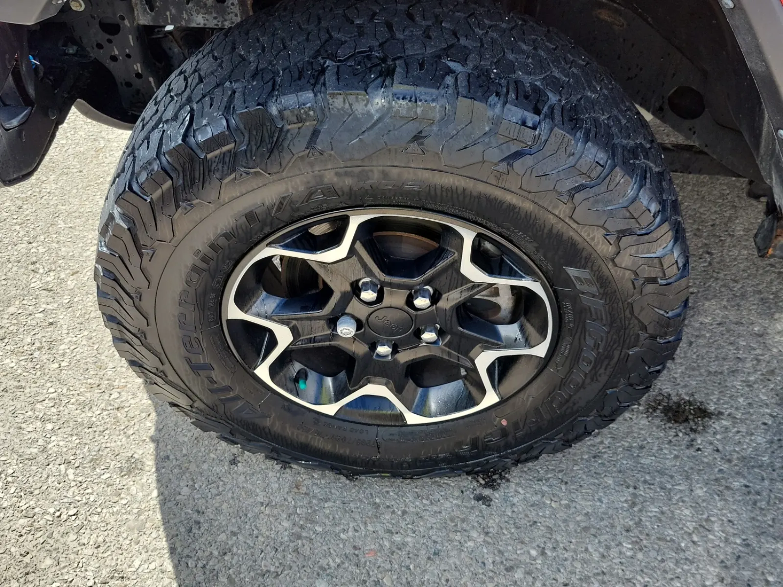 Front driver wheel/tire photo