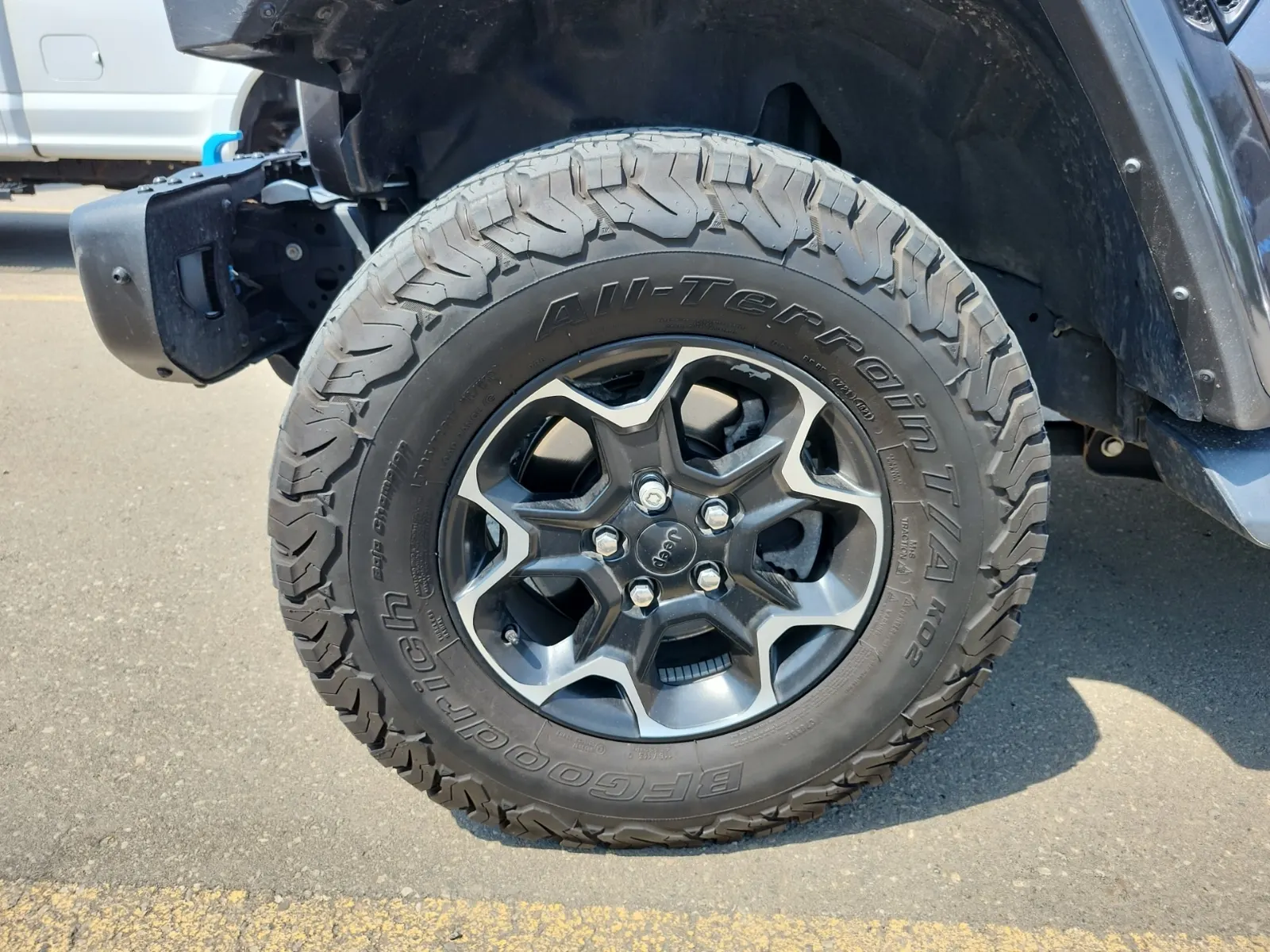 Front driver wheel/tire photo