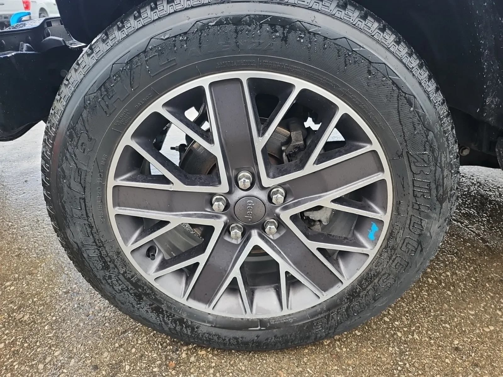 Front driver wheel/tire photo