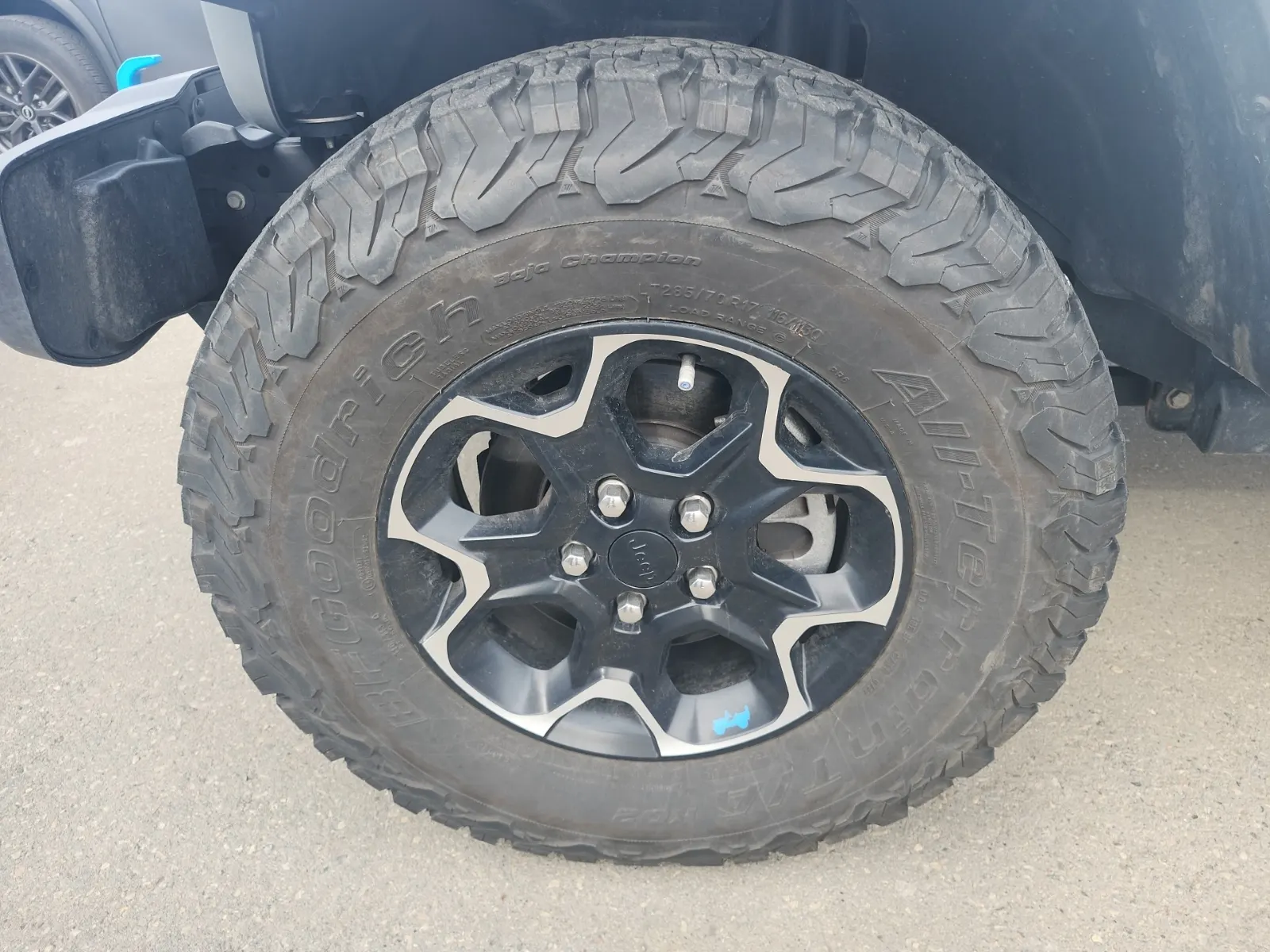 Front driver wheel/tire photo