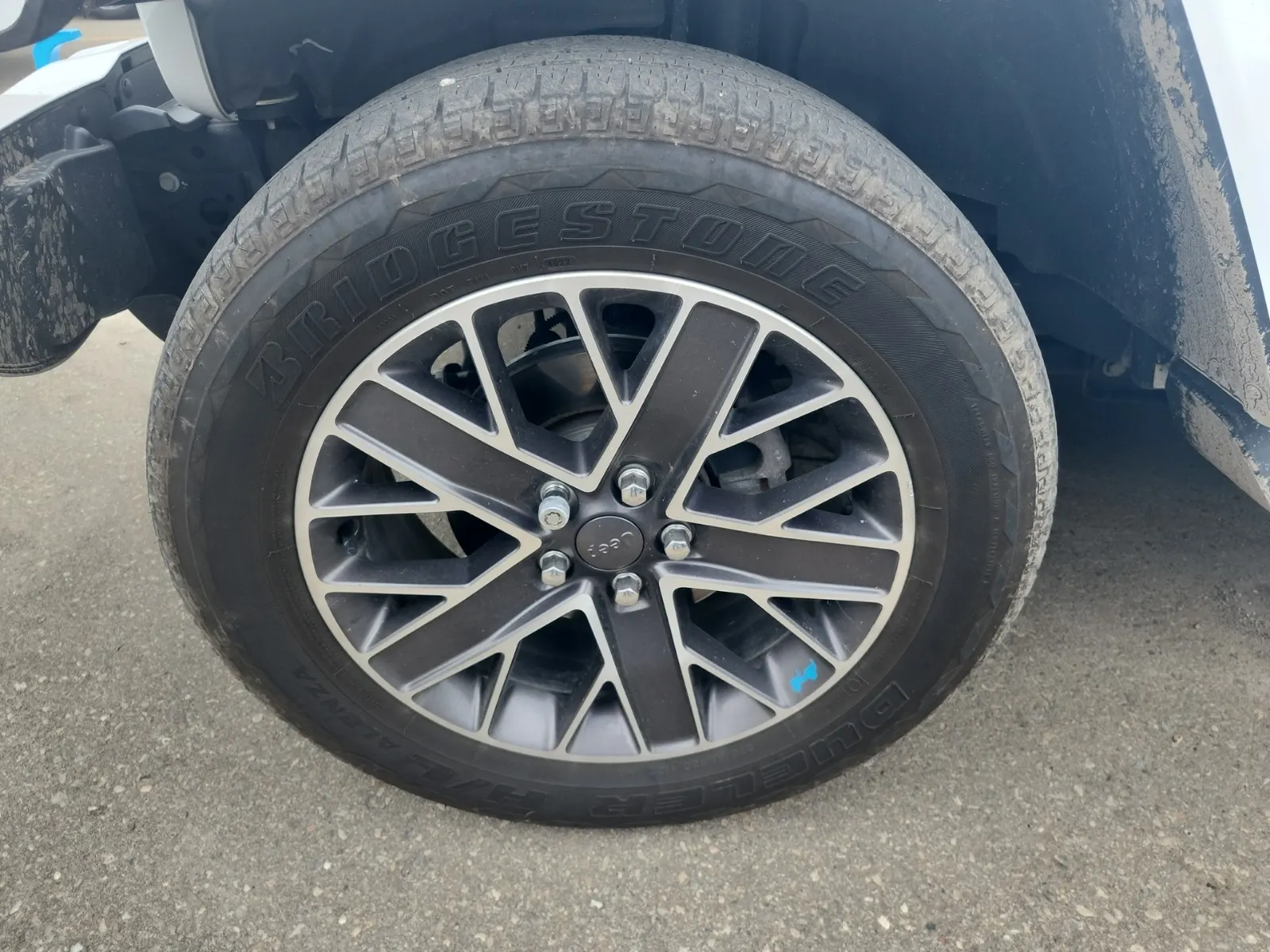 Front driver wheel/tire photo