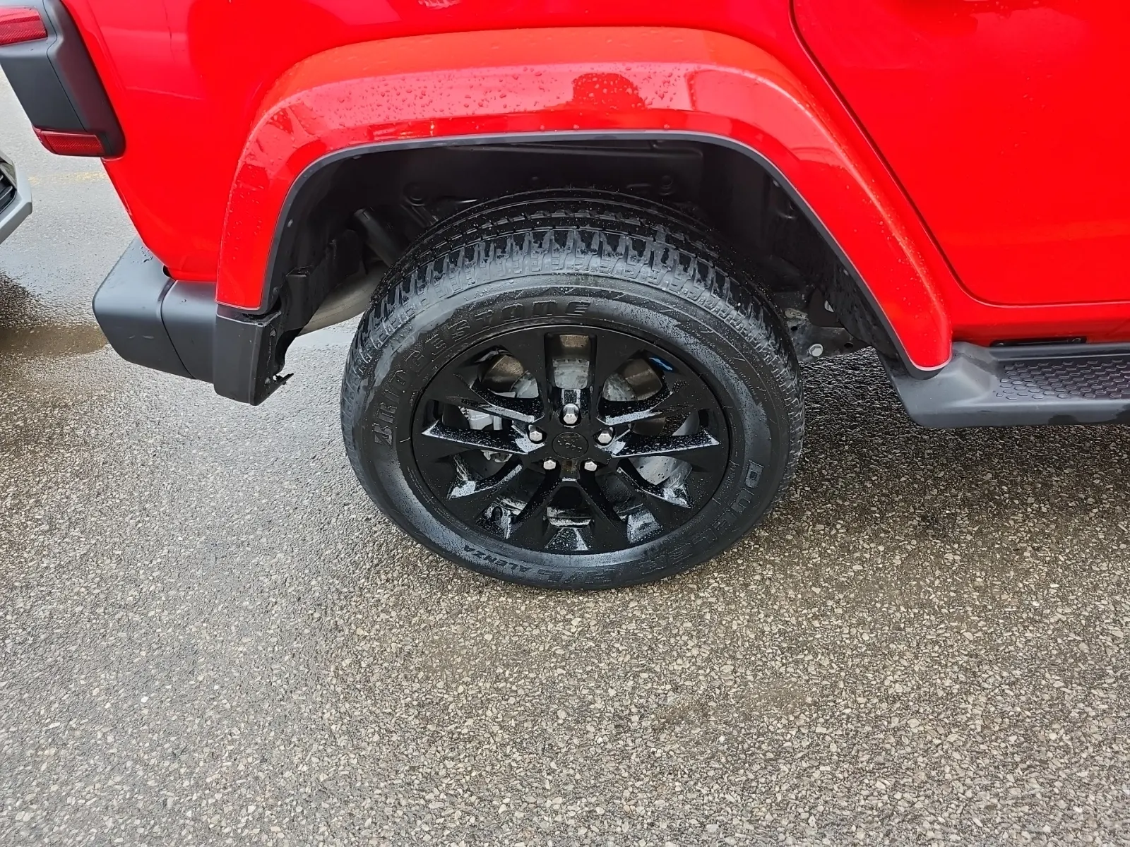 Right Rear Wheel/Tire Photo