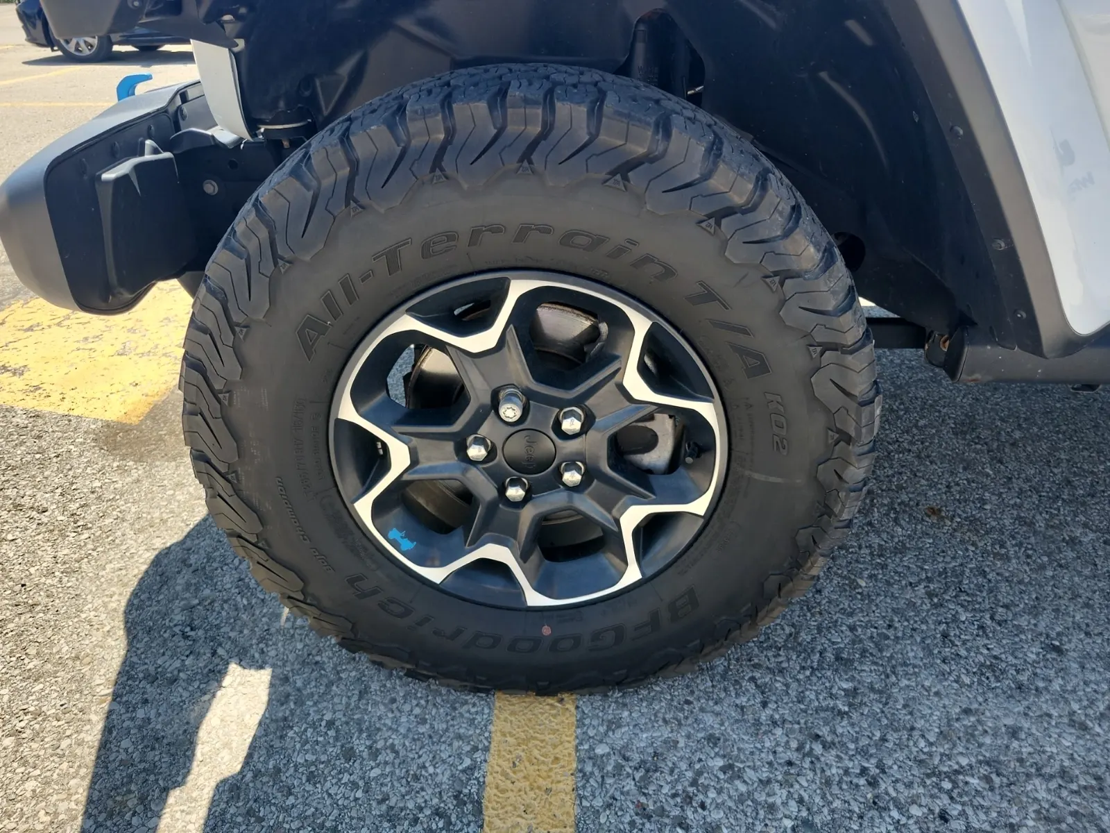 Front driver wheel/tire photo