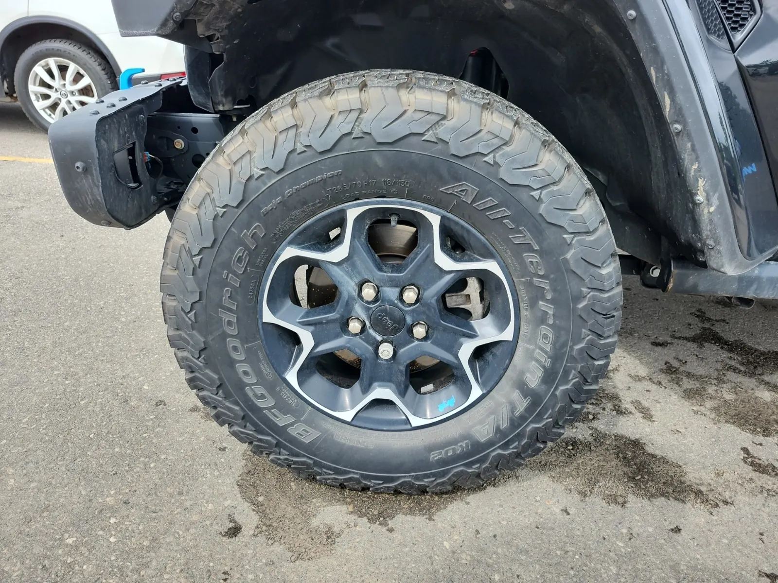 Front driver wheel/tire photo