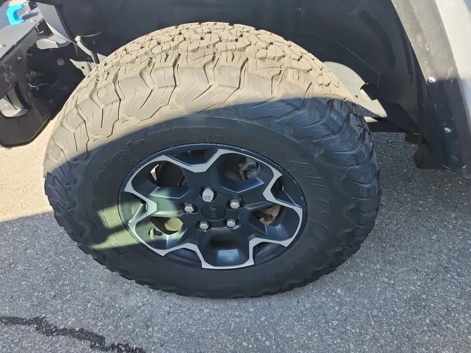 Front driver wheel/tire photo
