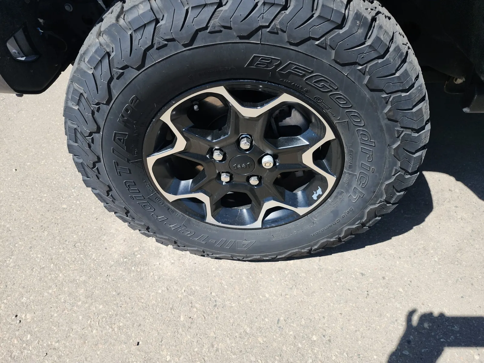 Front driver wheel/tire photo