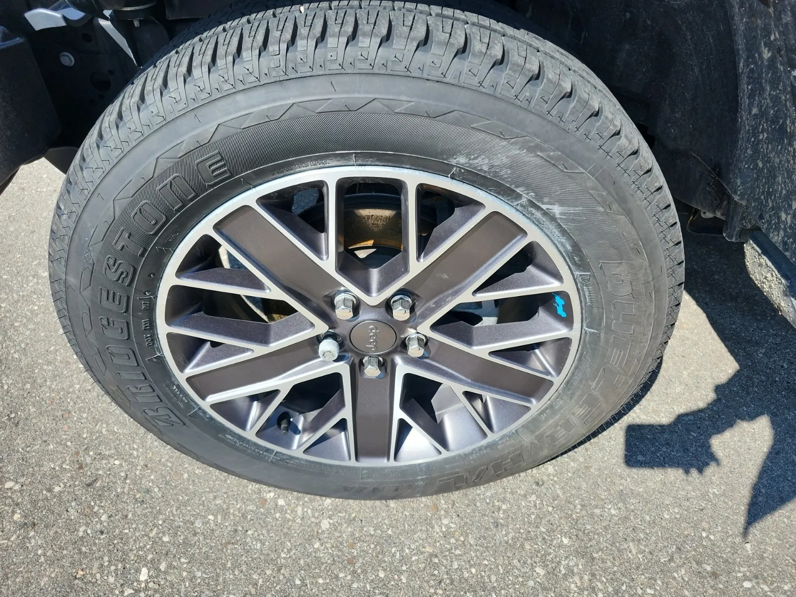 Front driver wheel/tire photo