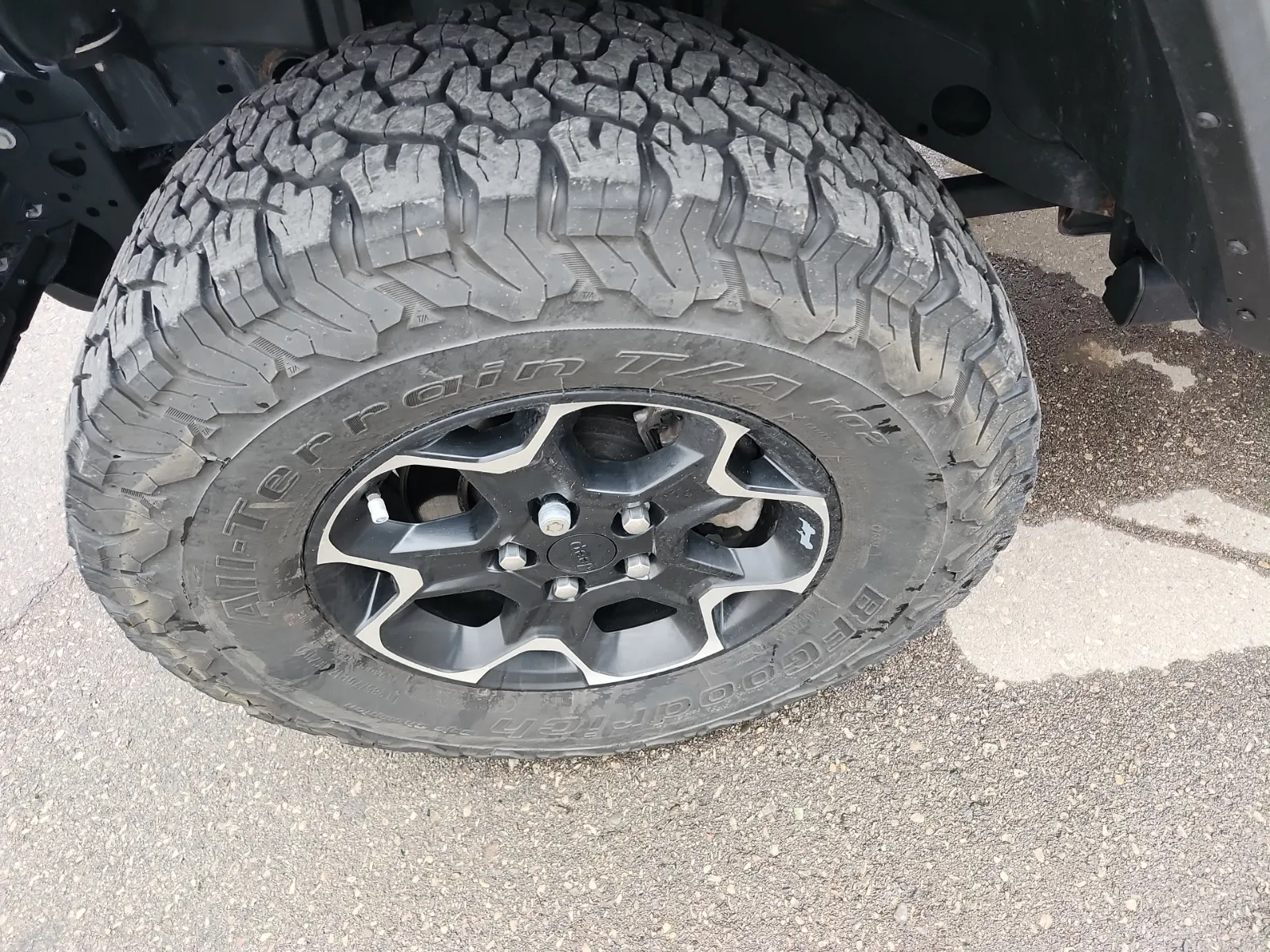 Front driver wheel/tire photo