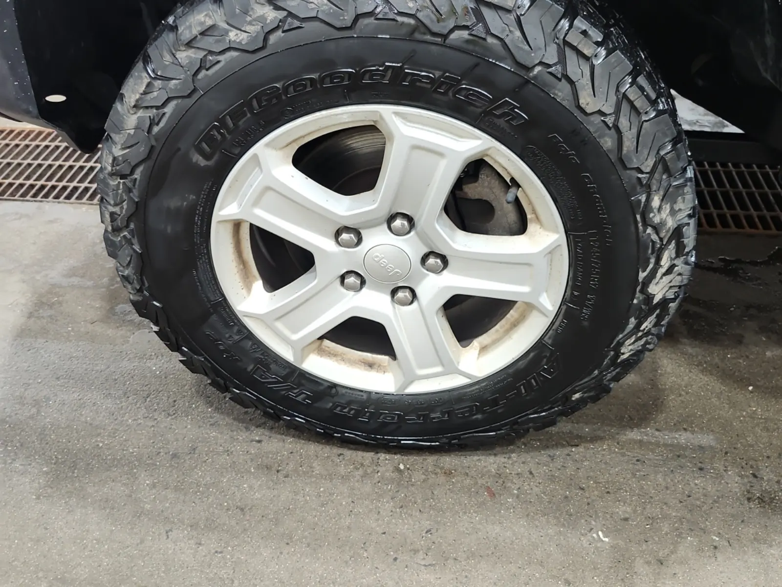 Front driver wheel/tire photo