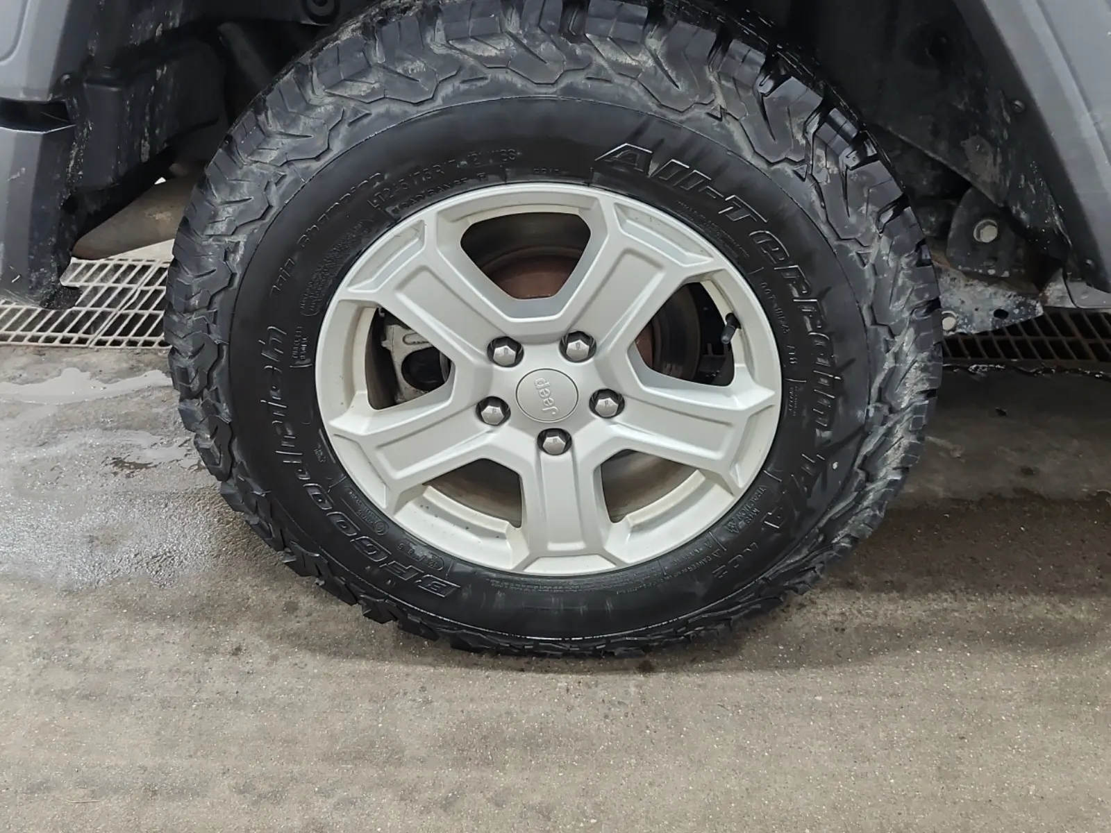Right Rear Wheel/Tire Photo