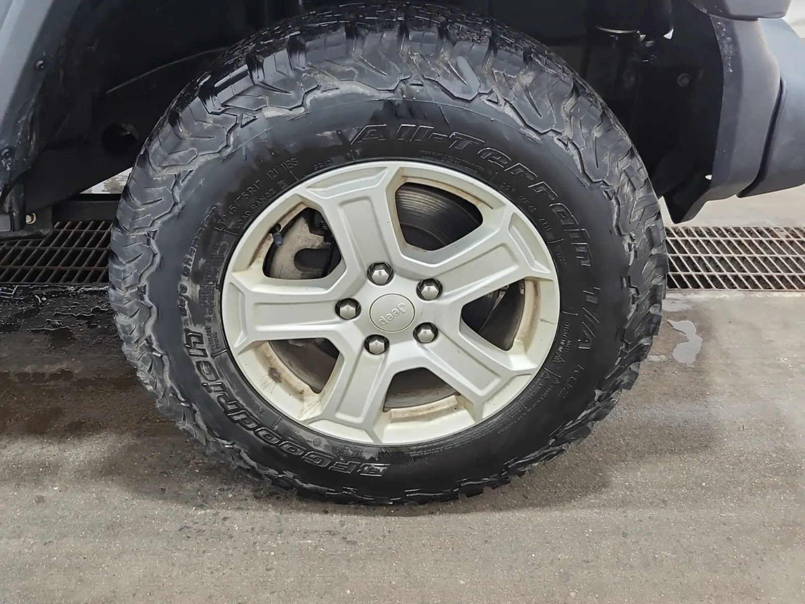 Right Front Wheel/Tire Photo