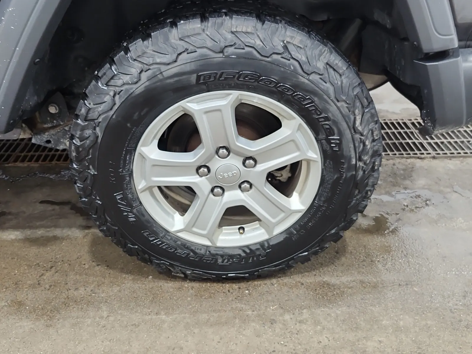 Left Rear Wheel/Tire Photo