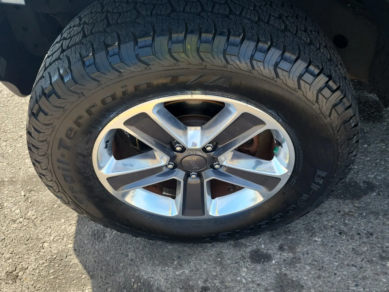 Front driver wheel/tire photo