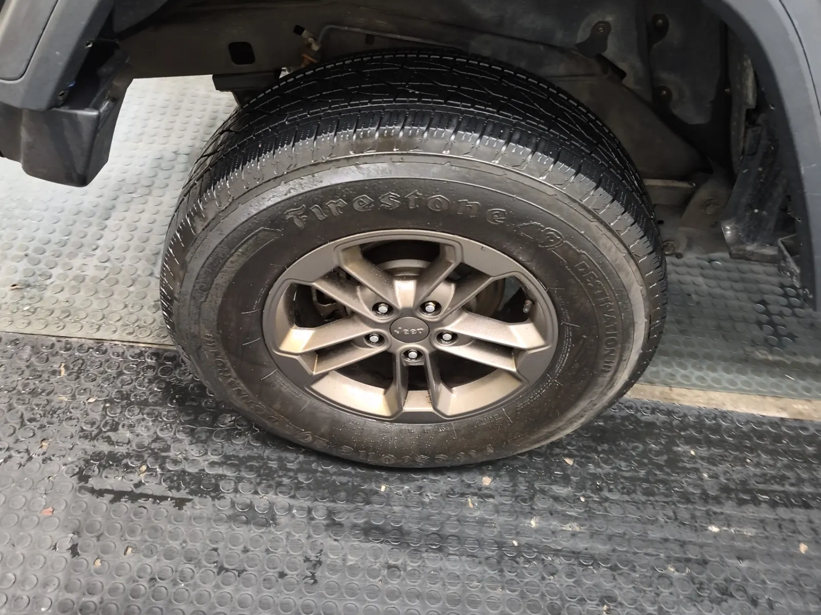 Right Rear Wheel/Tire Photo