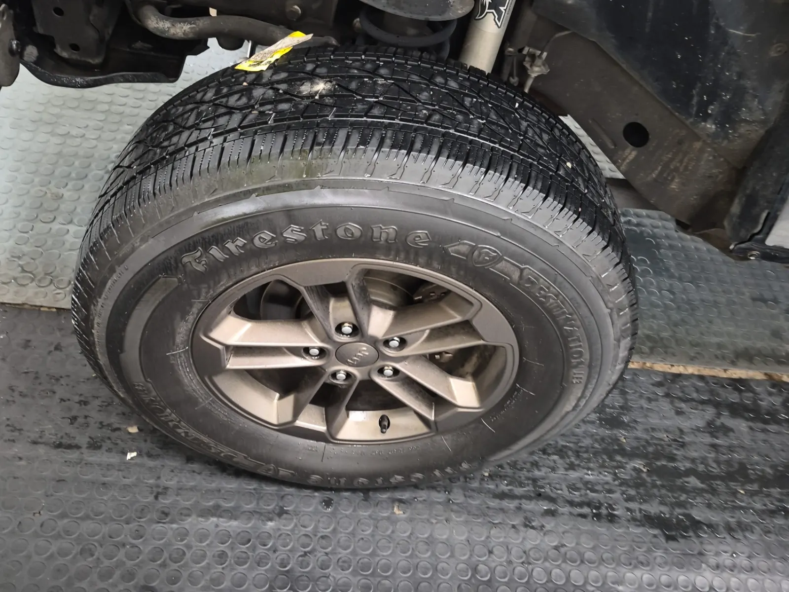 Front driver wheel/tire photo