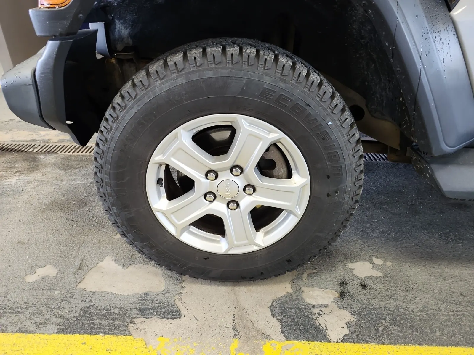 Front driver wheel/tire photo