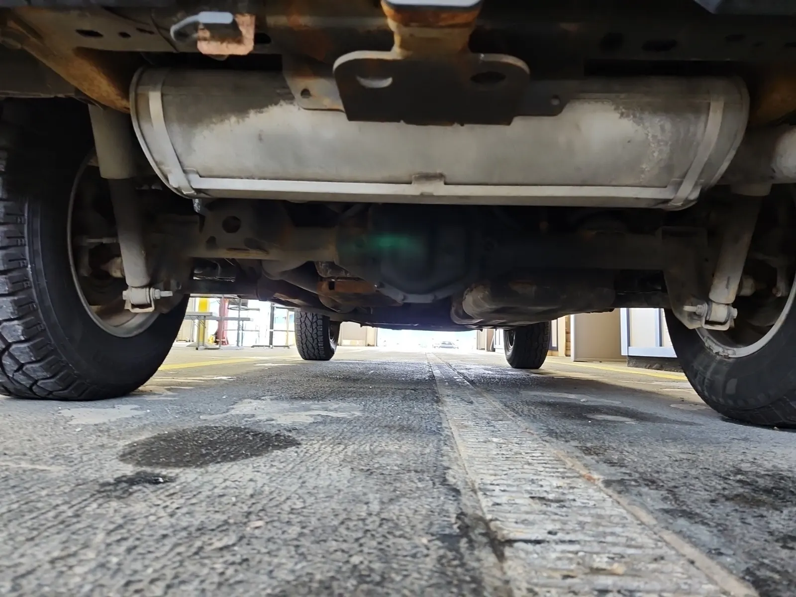 Undercarriage - Rear Photo