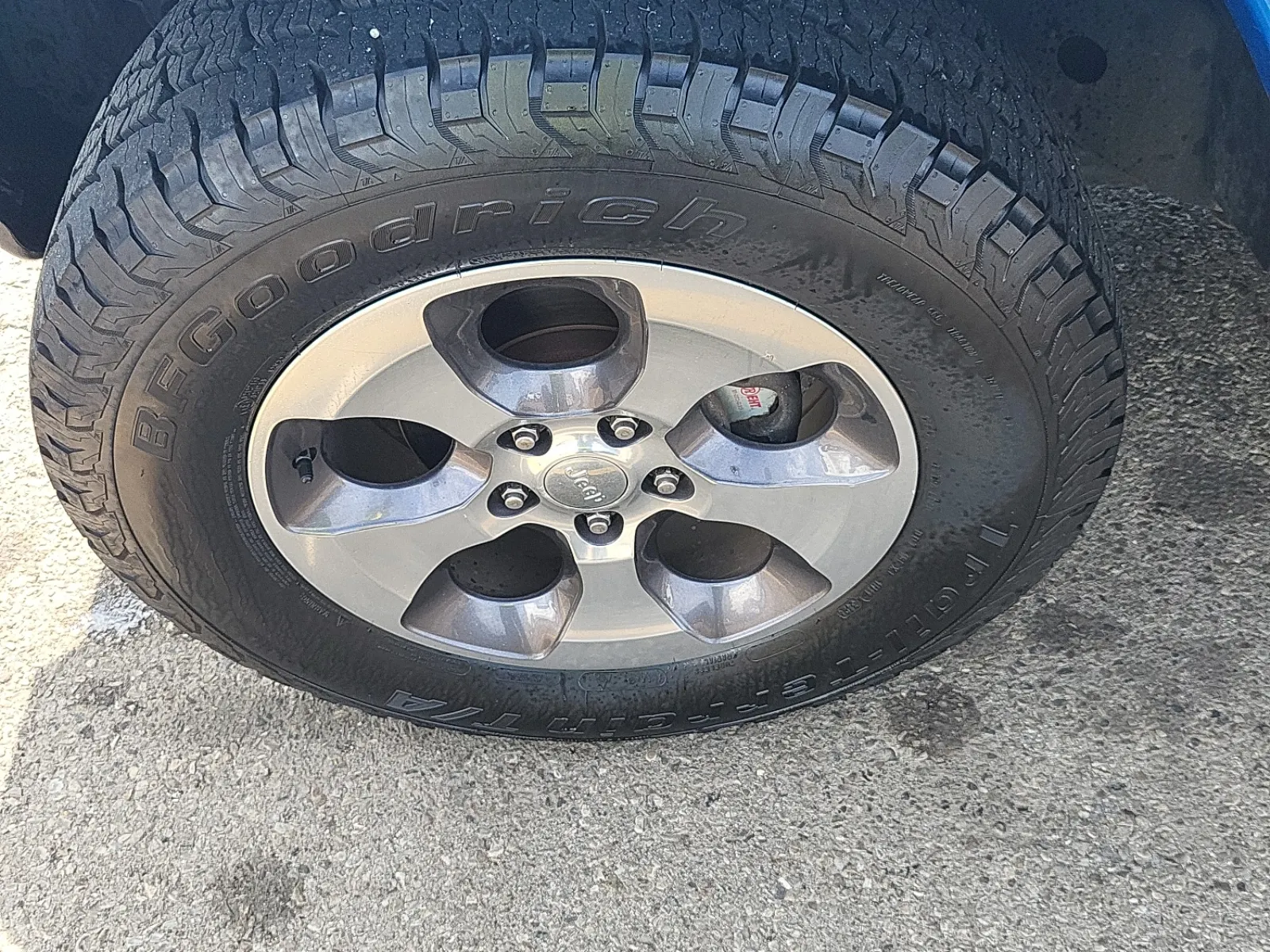 Front driver wheel/tire photo