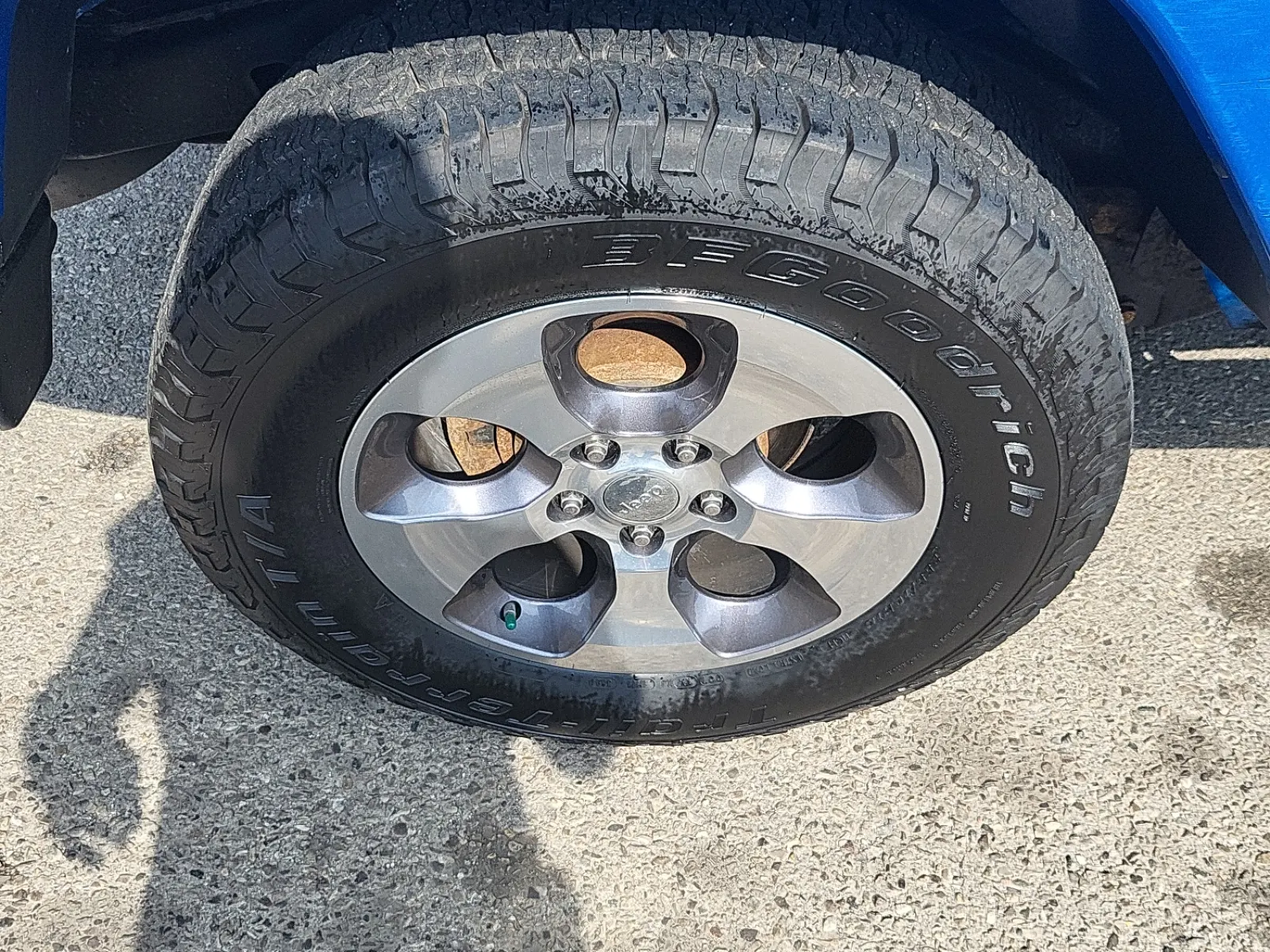 Right Rear Wheel/Tire Photo